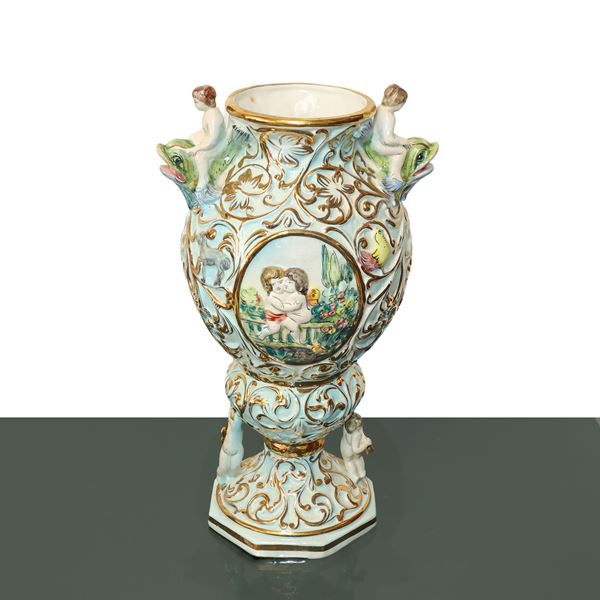 Vaso in porcellana di Capodimonte policroma con puttini