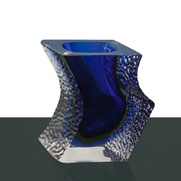 Vaso in vetro sommerso blu con iridescenze interne nei toni del giallo