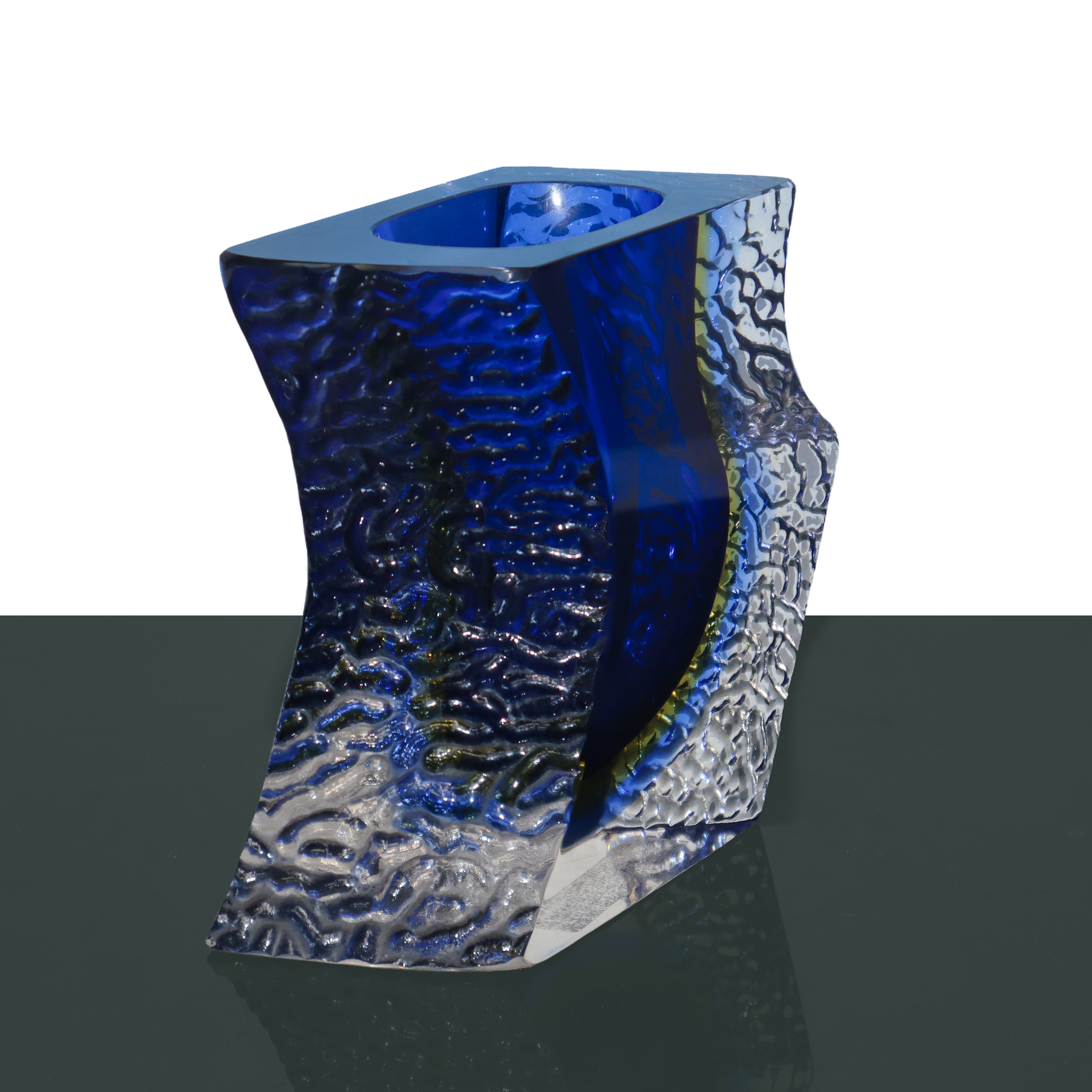 Vaso in Vetro Sommerso Blu con Iridescenze Interne nei Toni del Giallo