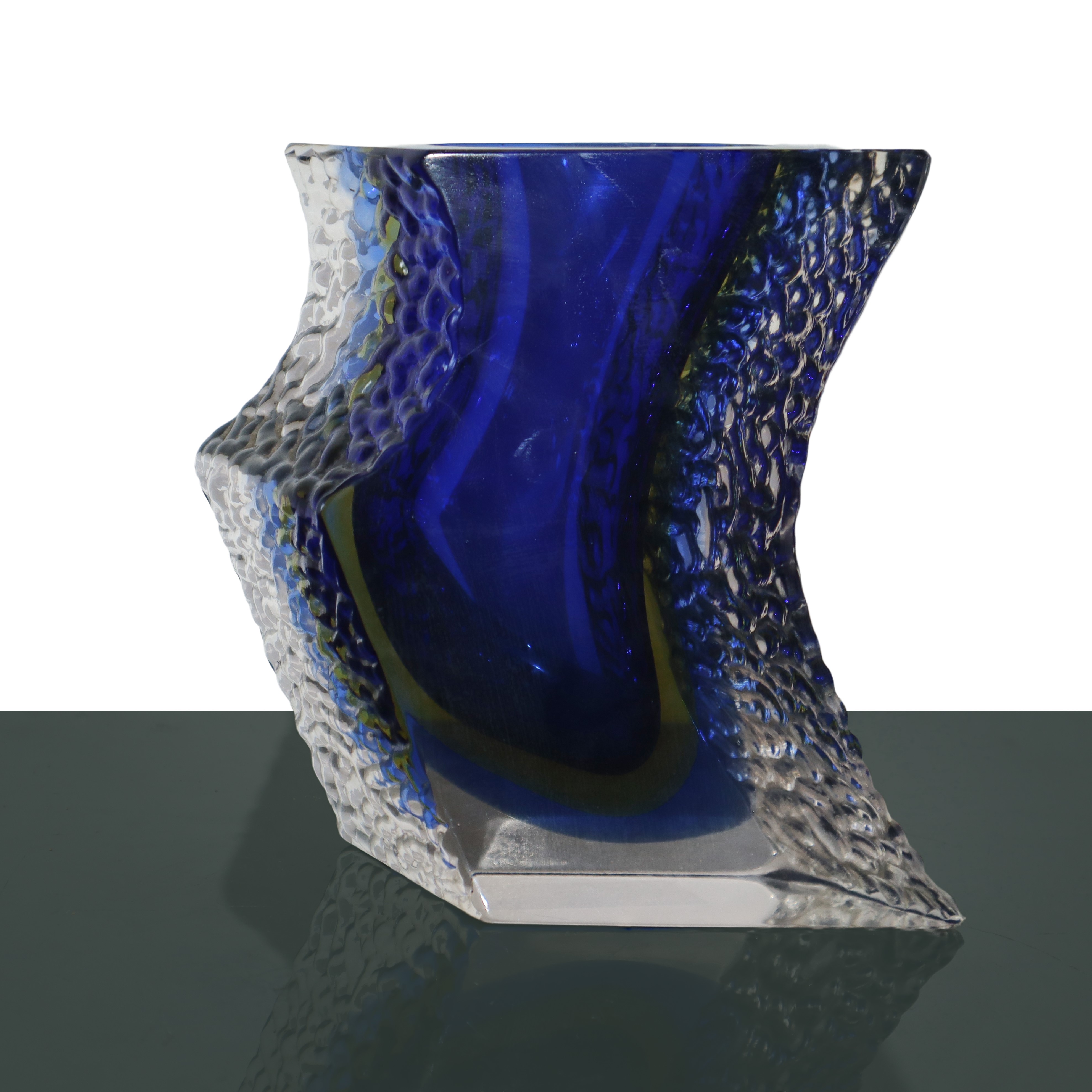 Vaso in Vetro Sommerso Blu con Iridescenze Interne nei Toni del Giallo