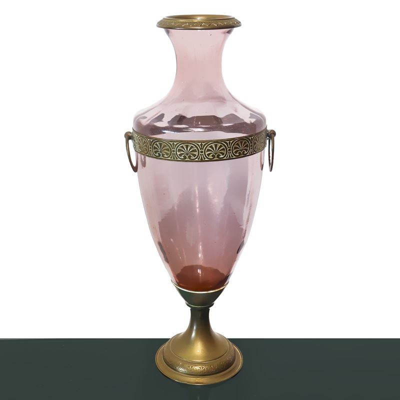 Vaso in Metallo Sbalzato e Vetro