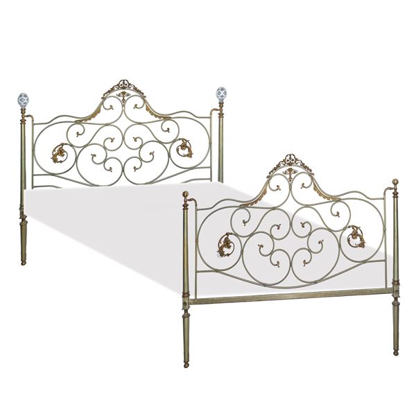 brass bed, consisting of headboard and footboard.