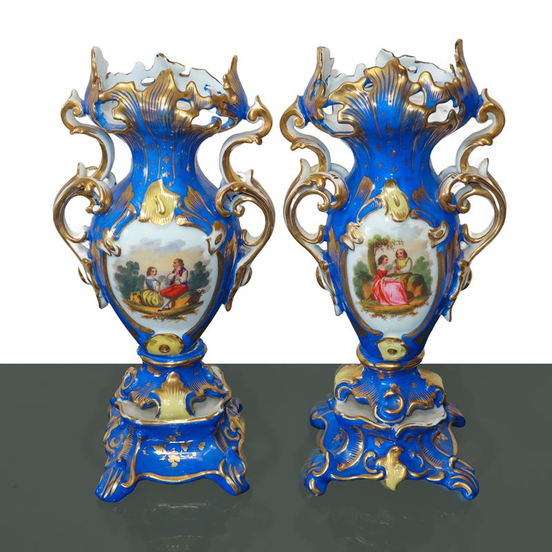Coppia di Vasi in Porcellana Luigi Filippo Blu e Dorati con Decori Floreali