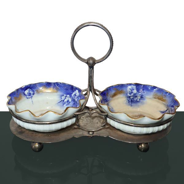 Gravy boats with stand