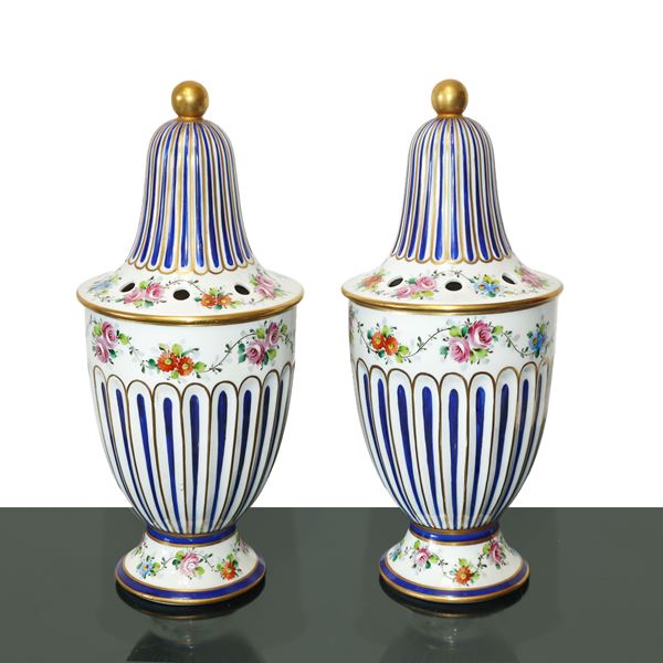 Limoges - Pair of poutiche with floral decorations and blue and golden inserts