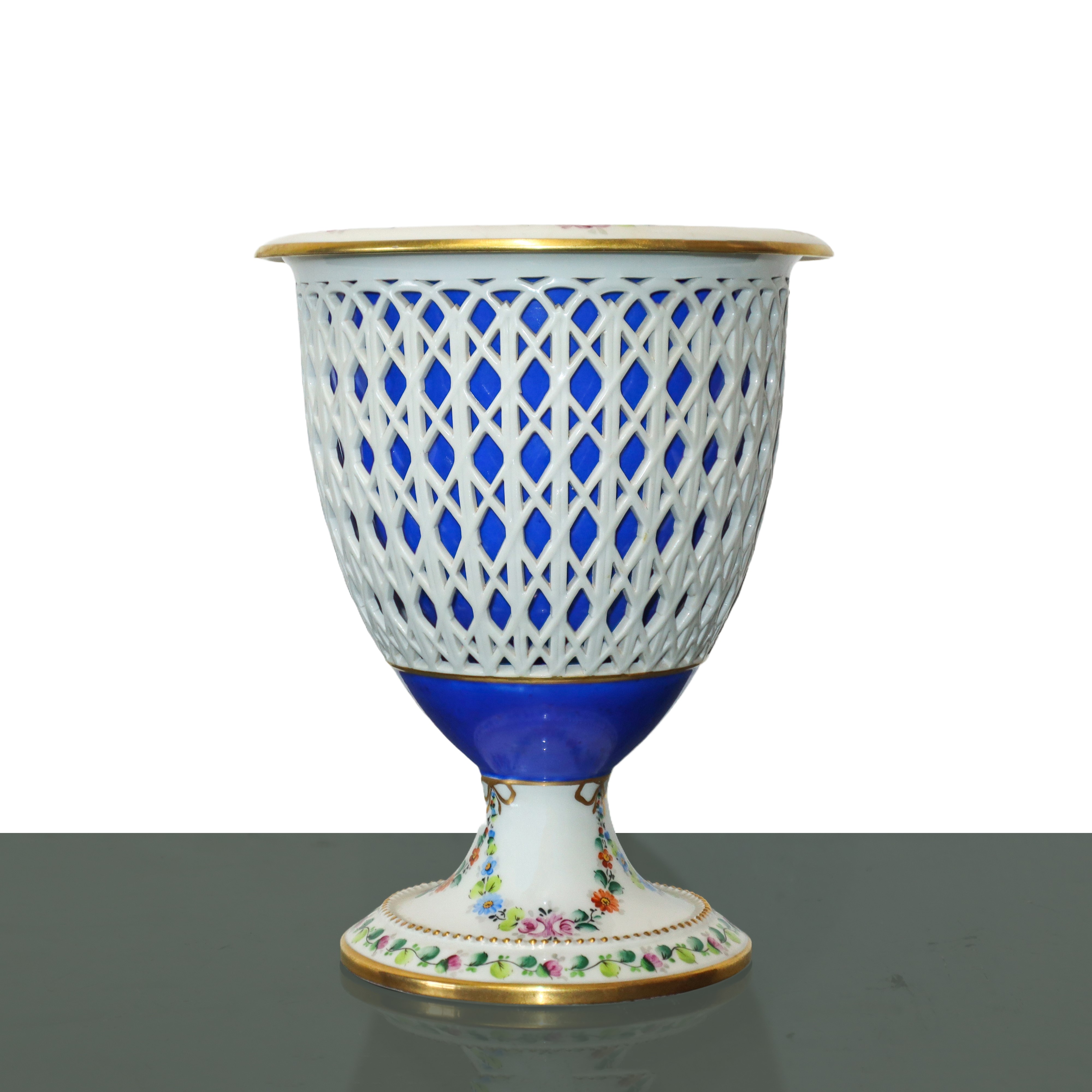 Vaso in porcellana a cesto bianco base a motivi floreali con vaso interno blu cobalto e orlo a mo...