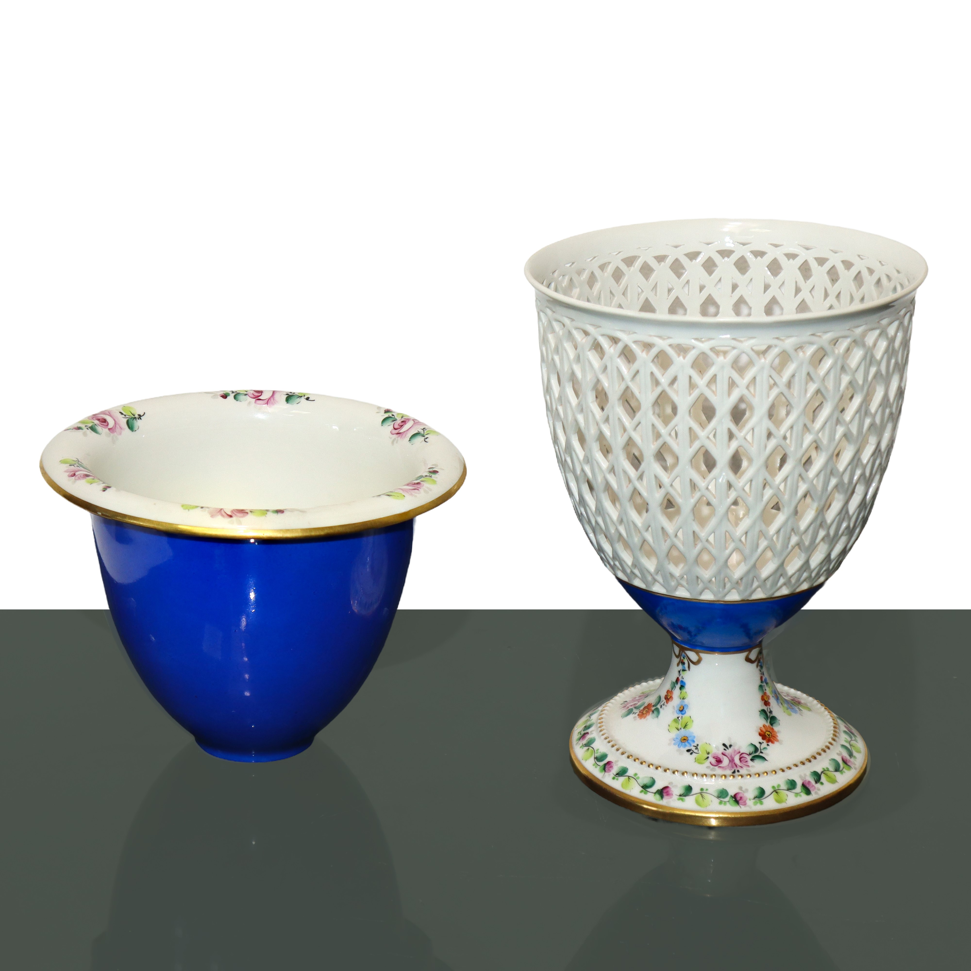 Vaso in porcellana a cesto bianco base a motivi floreali con vaso interno blu cobalto e orlo a mo...