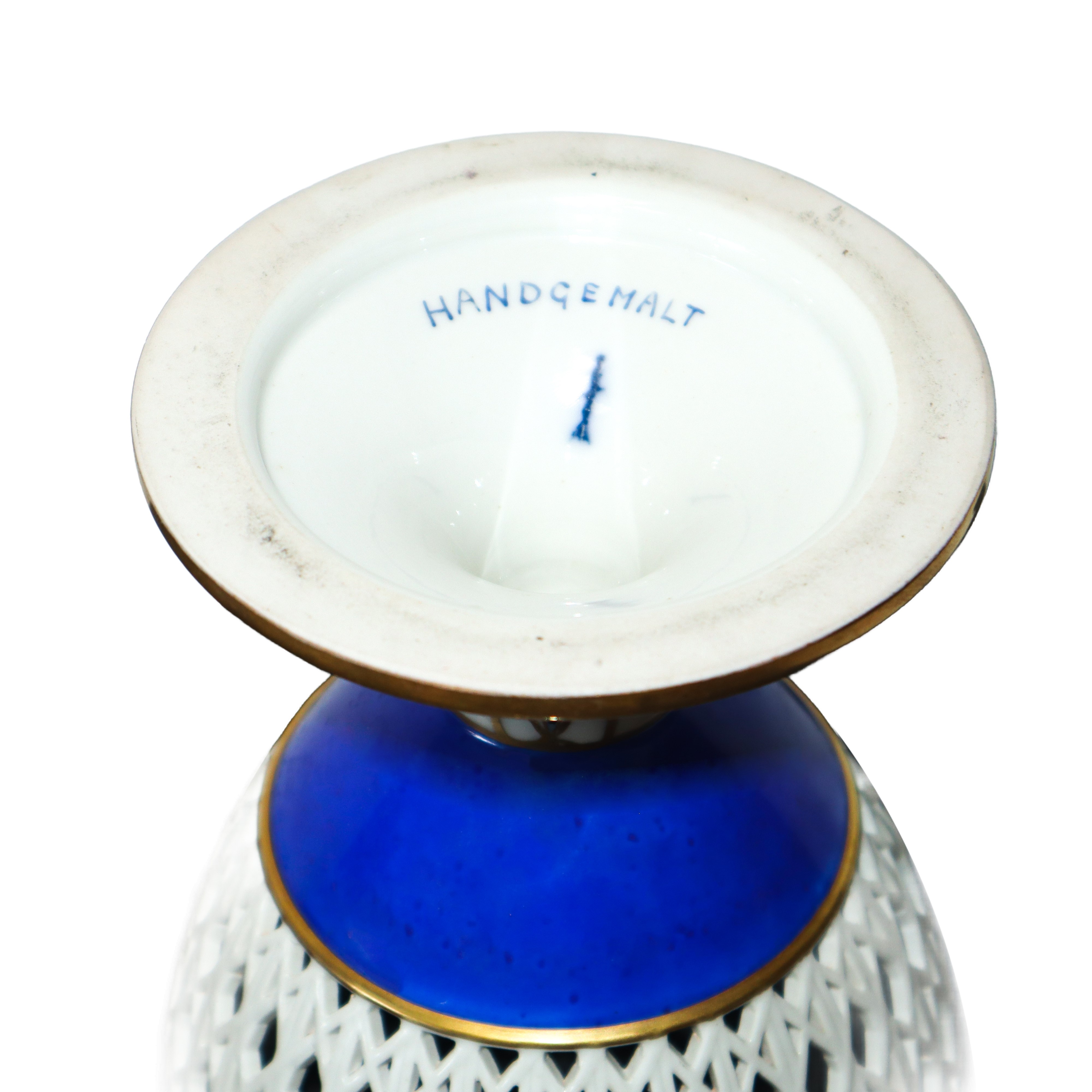 Vaso in porcellana a cesto bianco base a motivi floreali con vaso interno blu cobalto e orlo a mo...