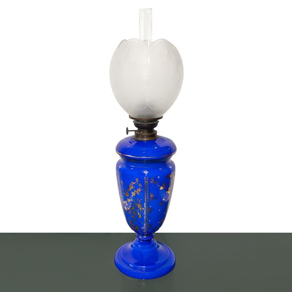 Oil lamp in blue porcelain with golden leaf decorations