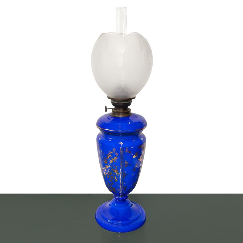 Lume a petrolio in porcellana blu con decori a foglie dorati