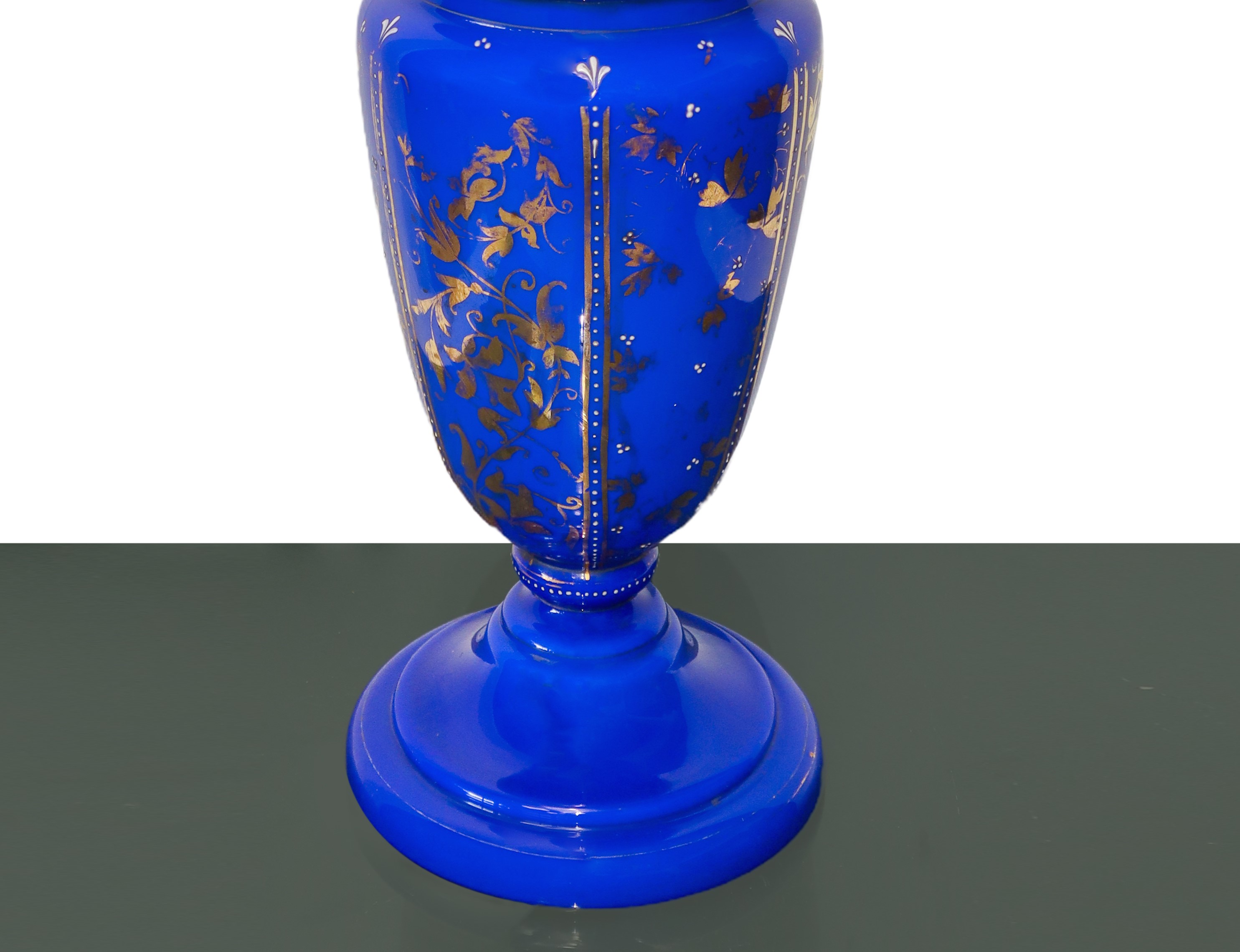 Lume a petrolio in porcellana blu con decori a foglie dorati