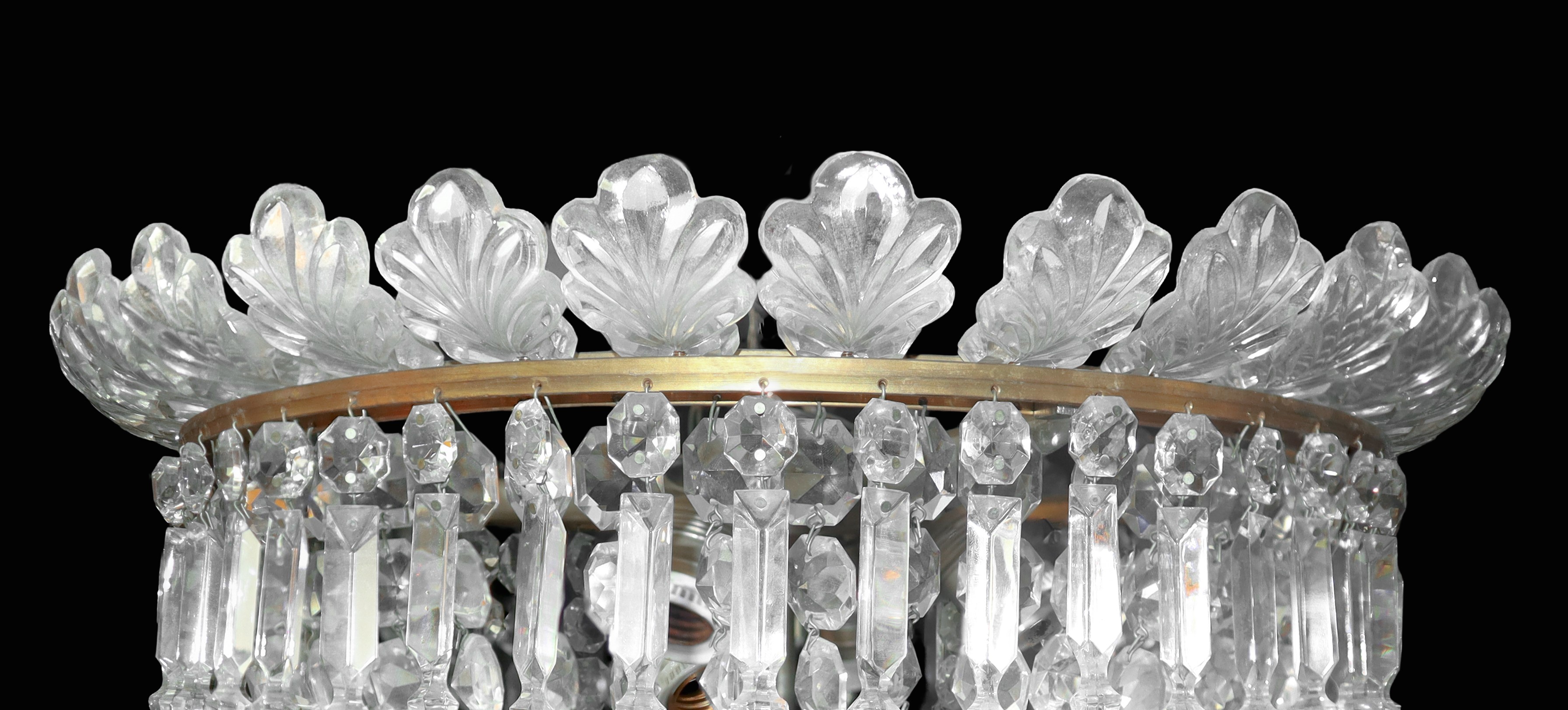 Coppia di lampadari da tetto a cinque luci con brindoli in cristallo molati e intagliati