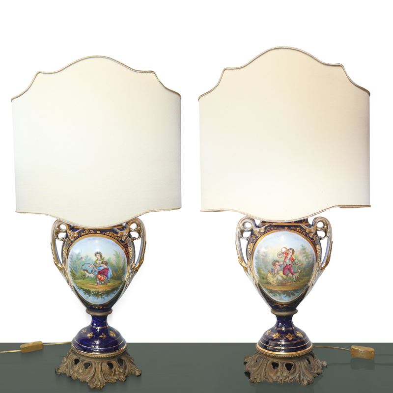 Coppia di Lumi con Vasi Dipinti con Scene di Genere e Motivi Floreali in Porcellana Blu Stile Sev...