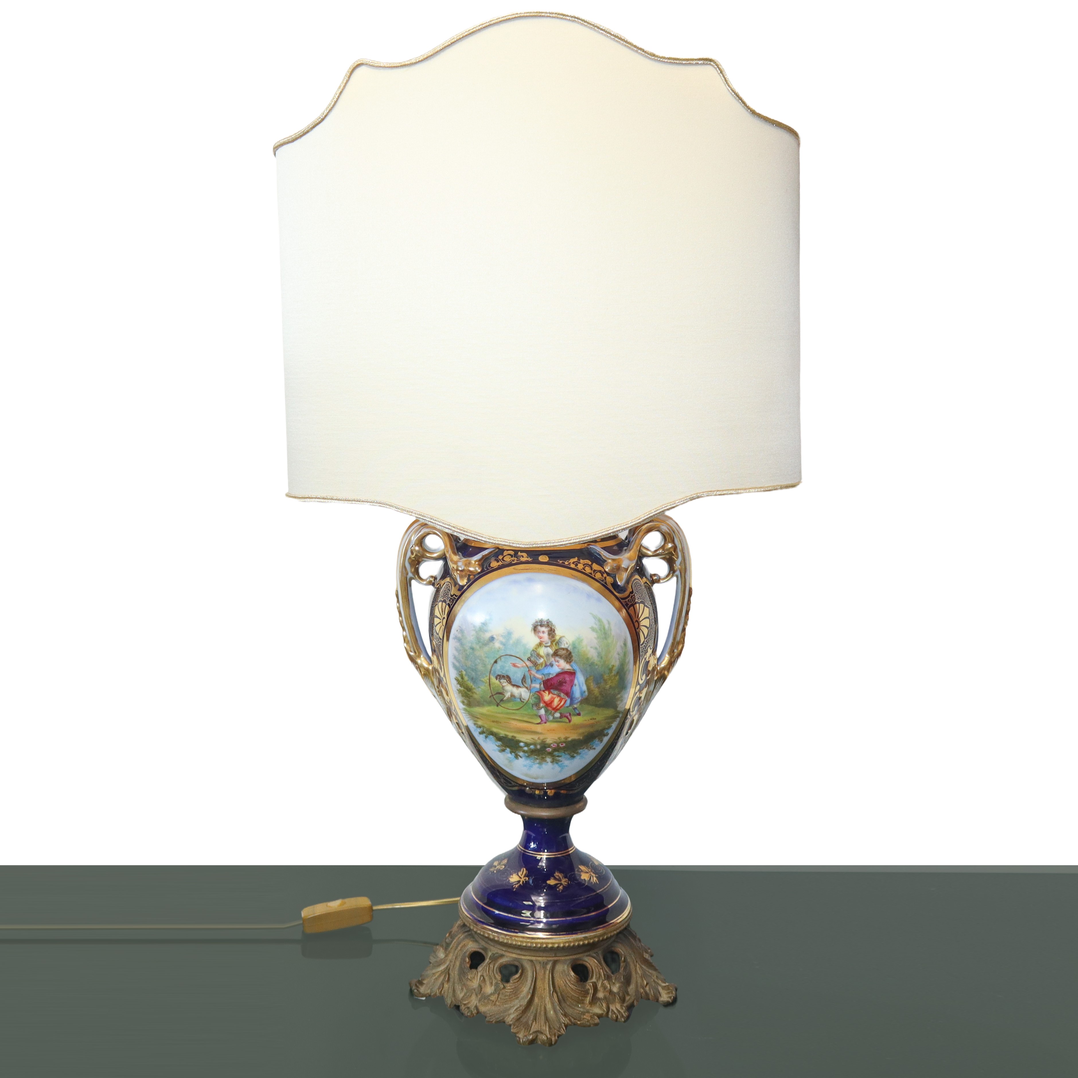 Coppia di lumi con vasi in porcellana dipinti con scene di genere e motivi floreali in porcellana...