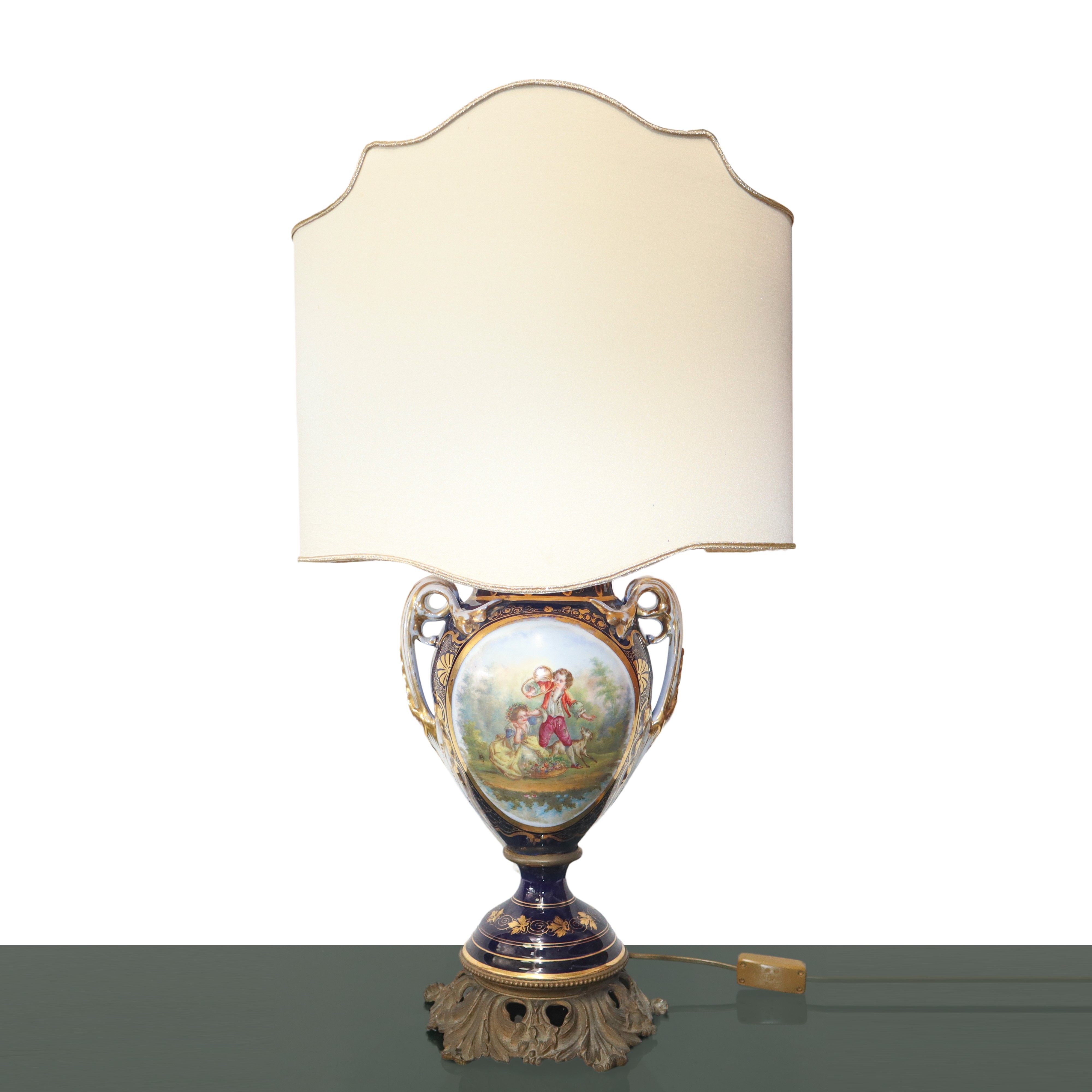 Coppia di lumi con vasi in porcellana dipinti con scene di genere e motivi floreali in porcellana...