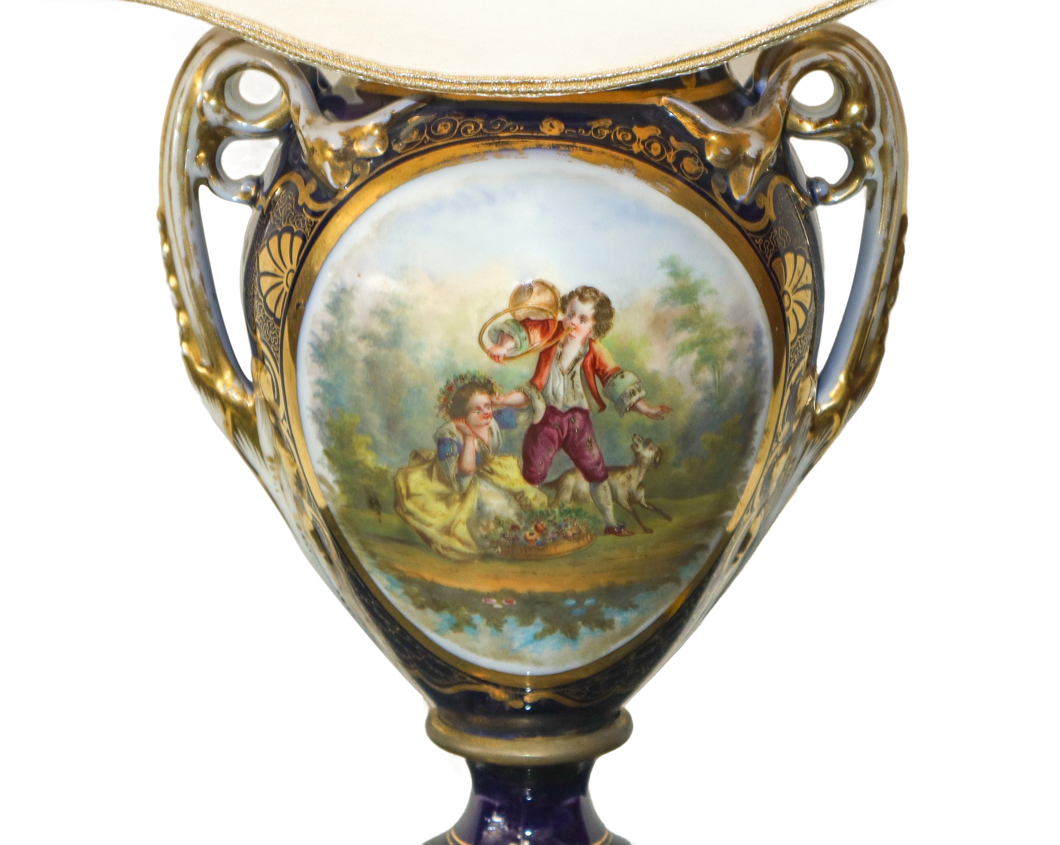 Coppia di lumi con vasi in porcellana dipinti con scene di genere e motivi floreali in porcellana...