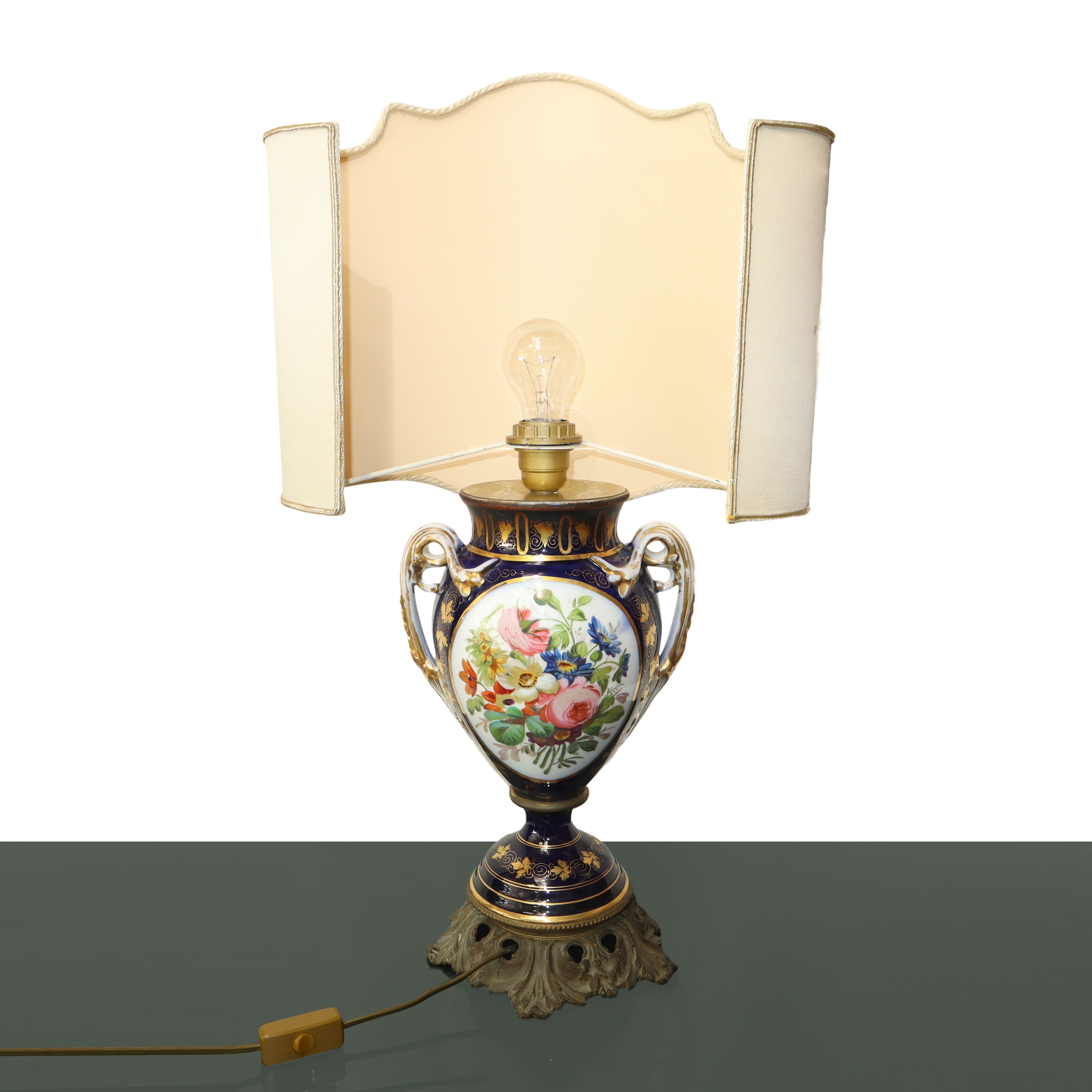 Coppia di lumi con vasi in porcellana dipinti con scene di genere e motivi floreali in porcellana...