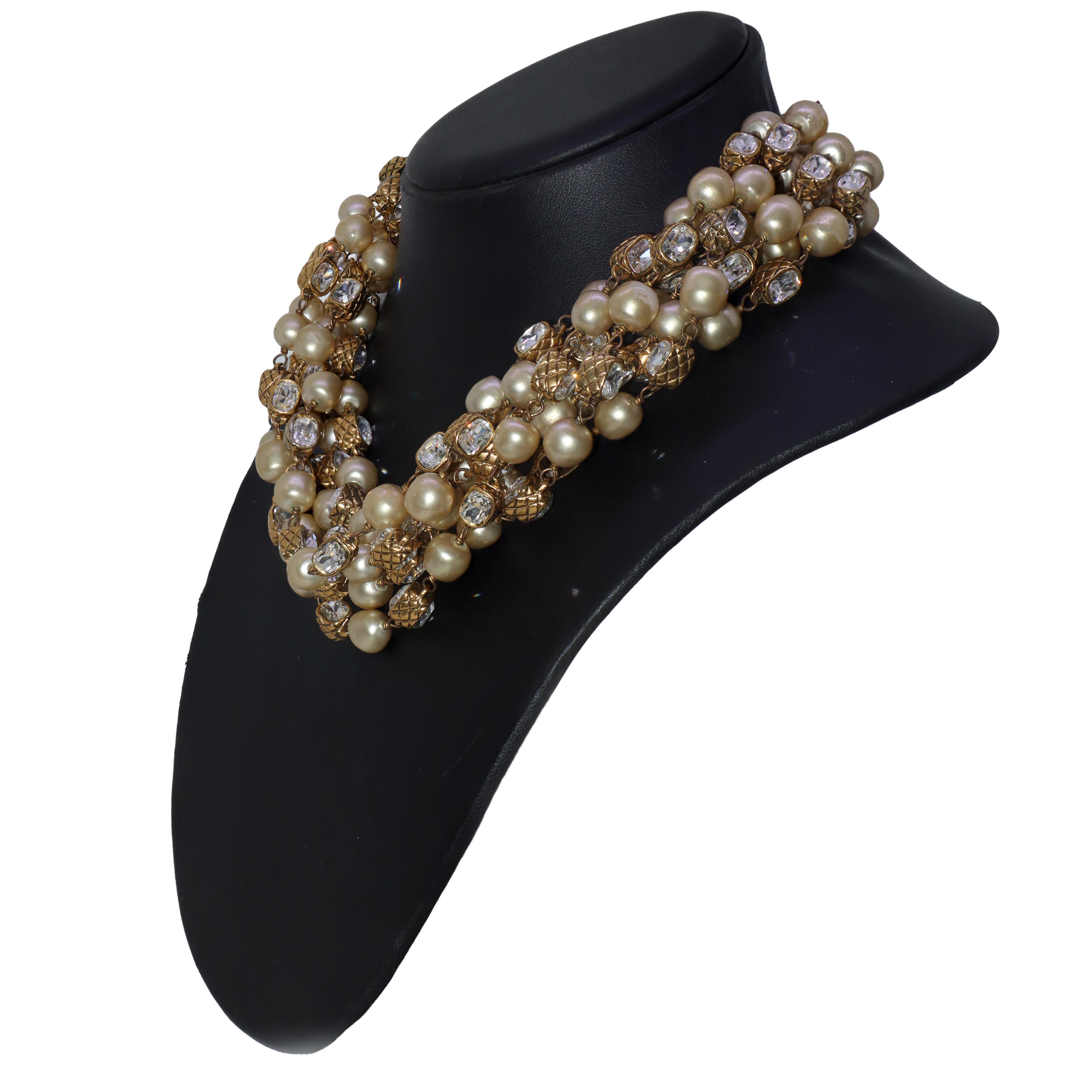 Collana a più fili con perle e strass- segni d'uso