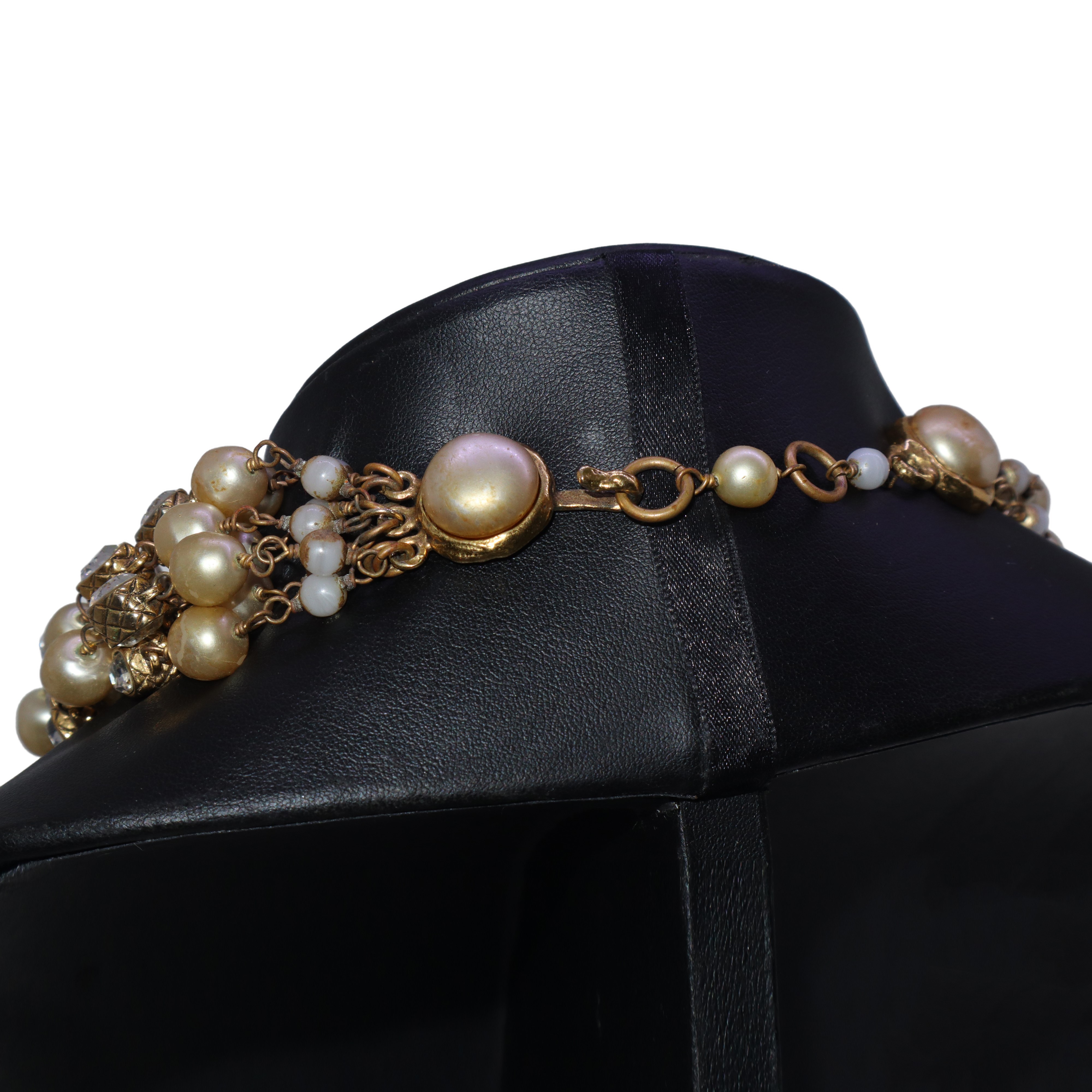 Collana a più fili con perle e strass- segni d'uso