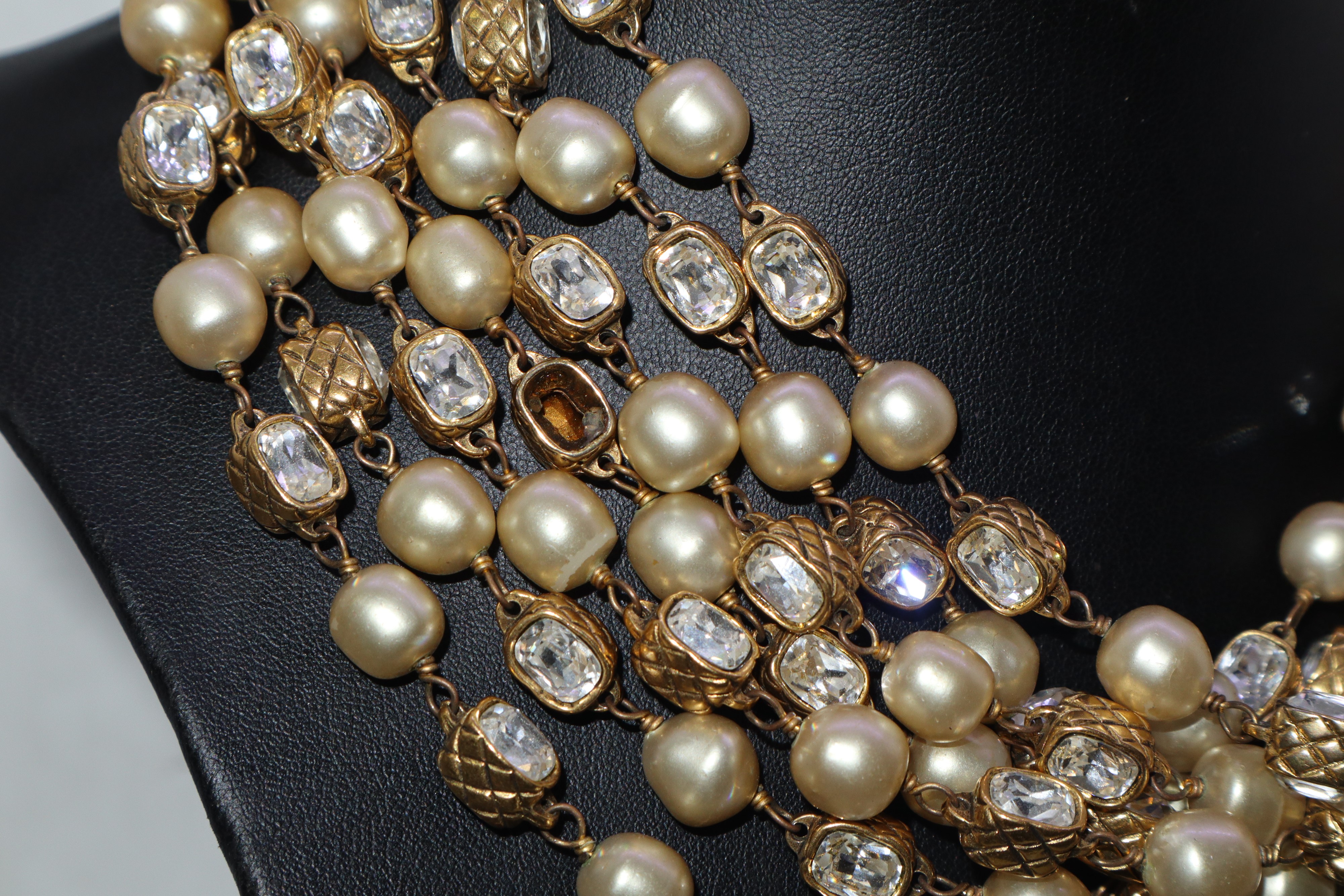 Collana a più fili con perle e strass- segni d'uso