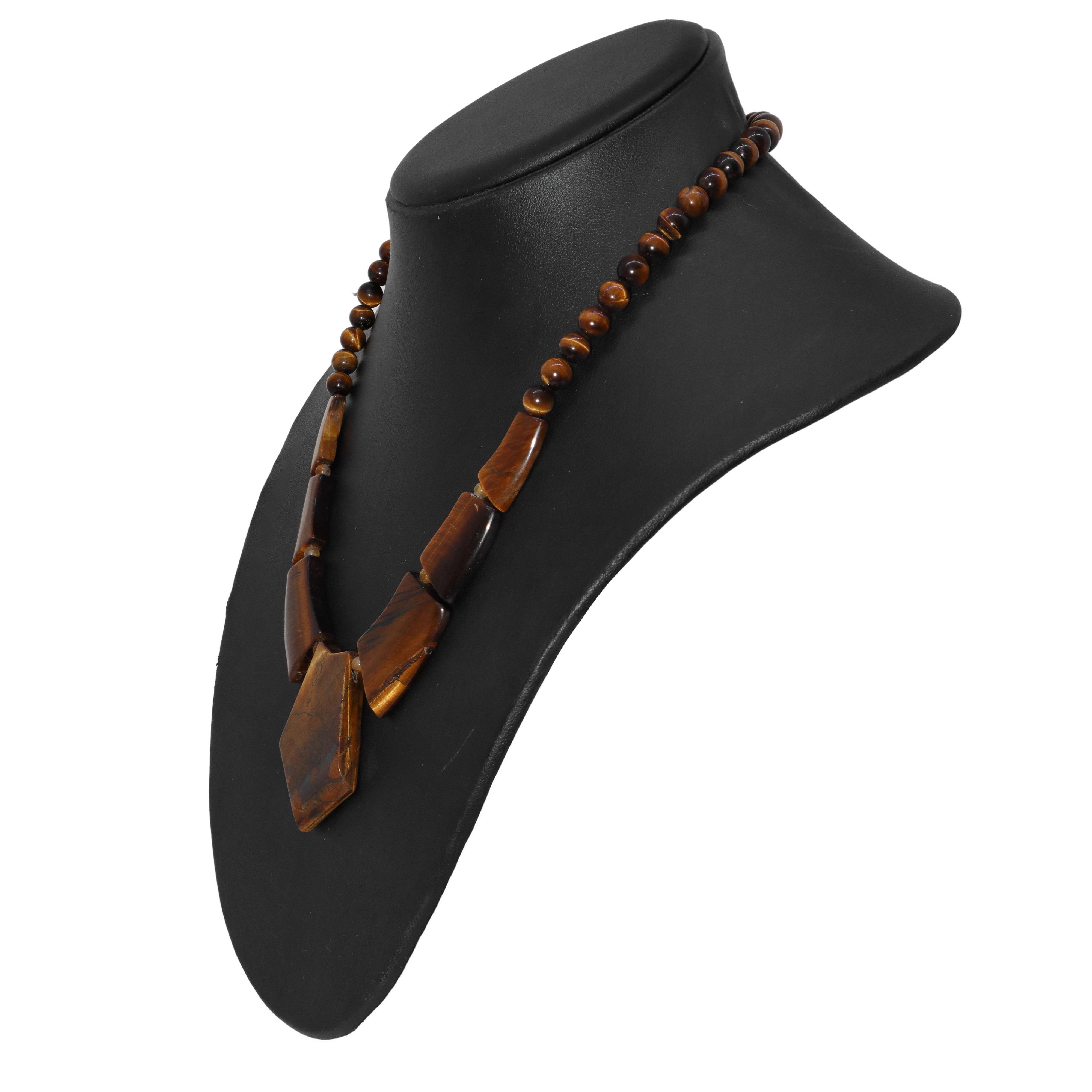 Collana in occhio di tigre con pietre di varie forme e dimensioni