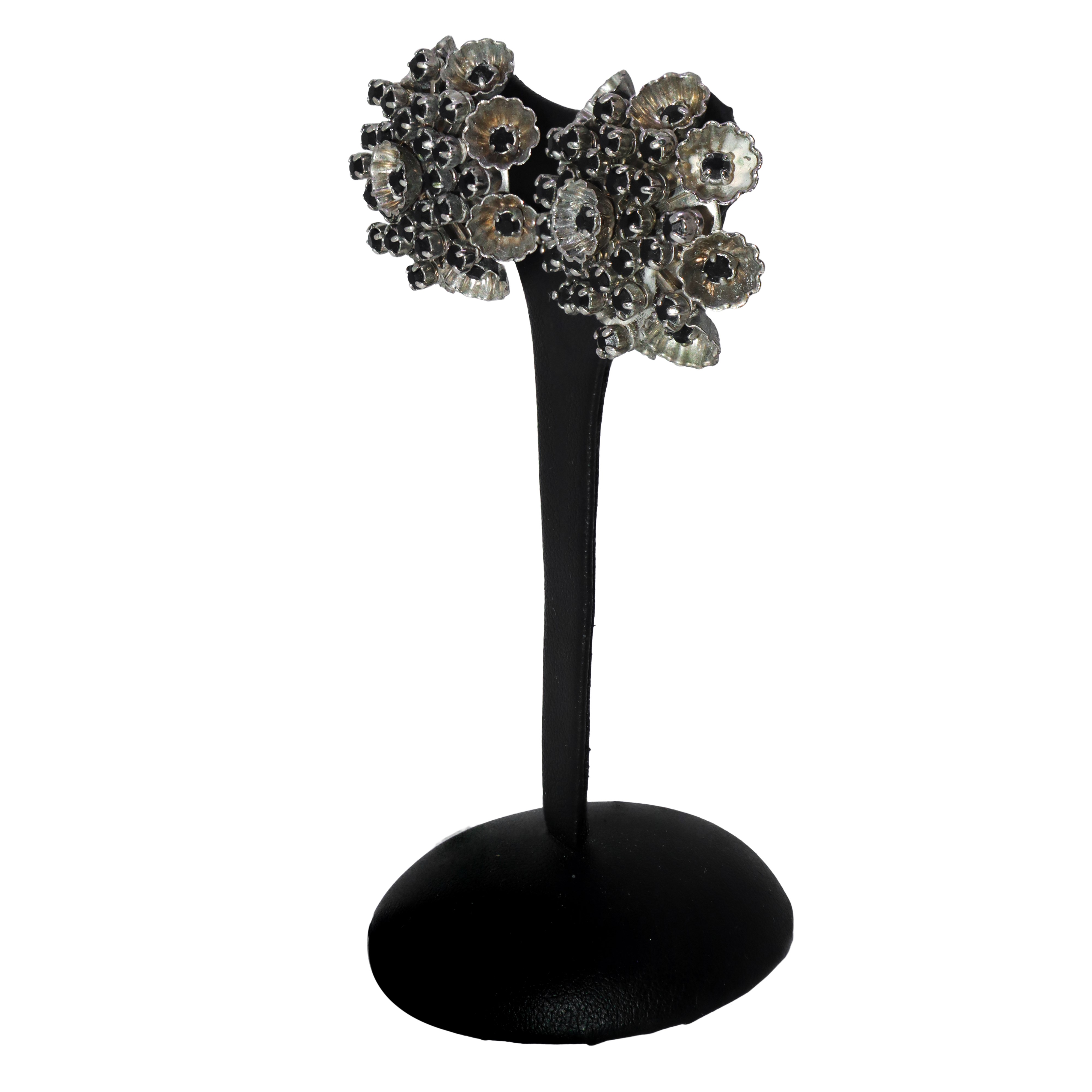 Orecchini a clip a forma di dalia con strass neri su base argentata