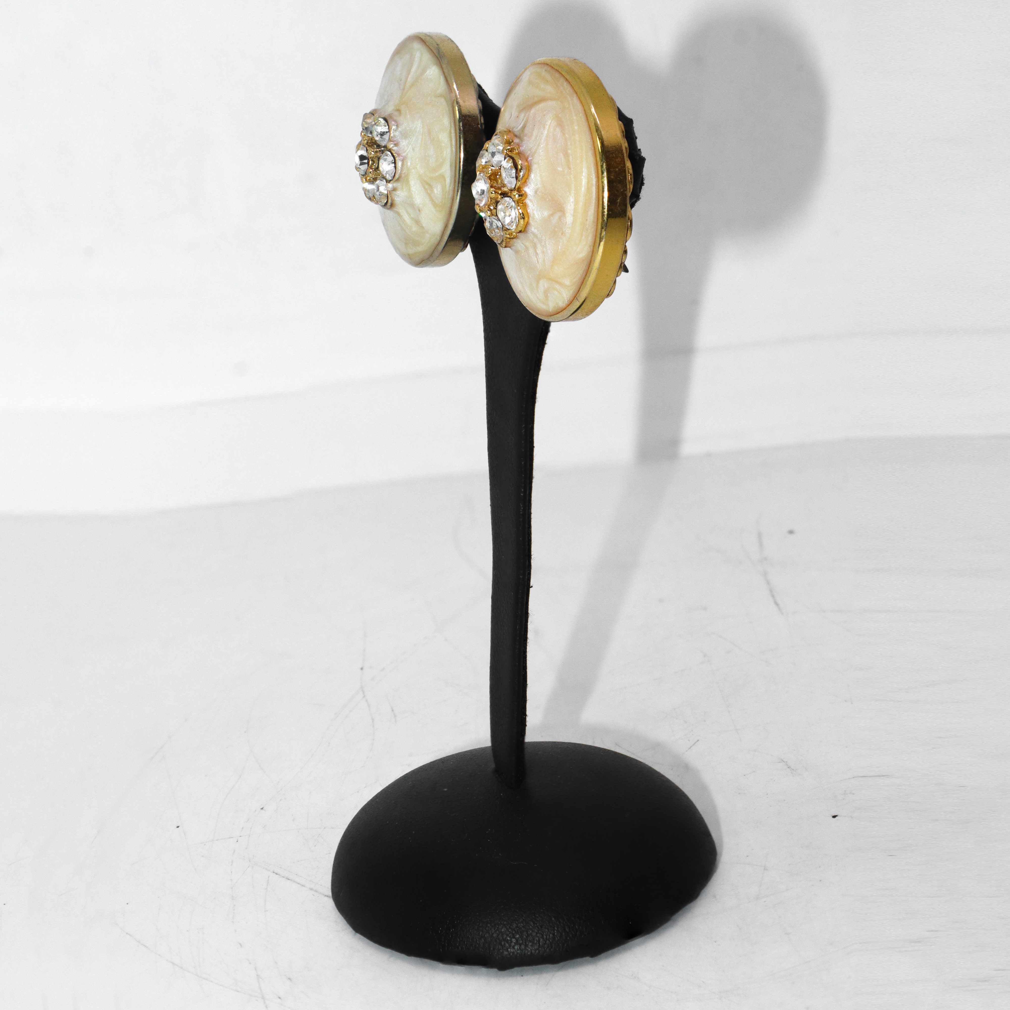 Orecchini a clip con smalto e fiore con strass al centro