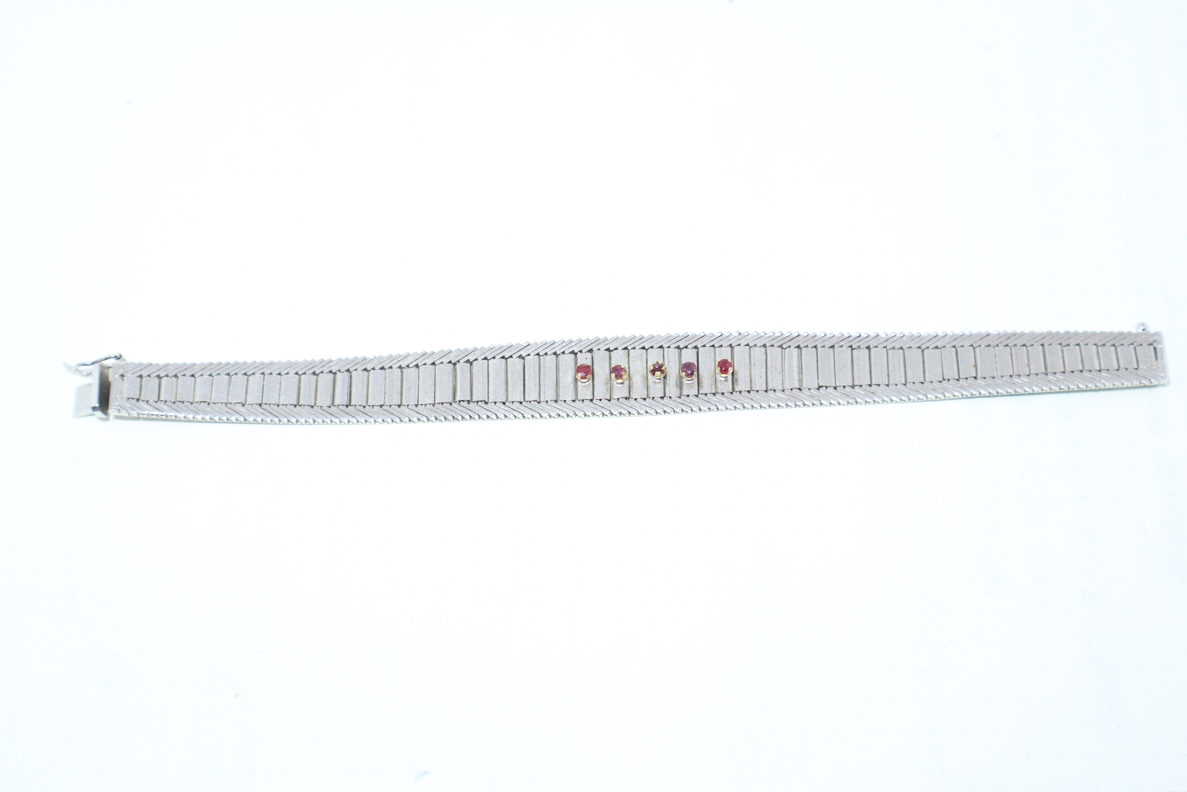 Bracciale semirigido in argento 835 con chiusura di sicurezza e pietre sul fronte