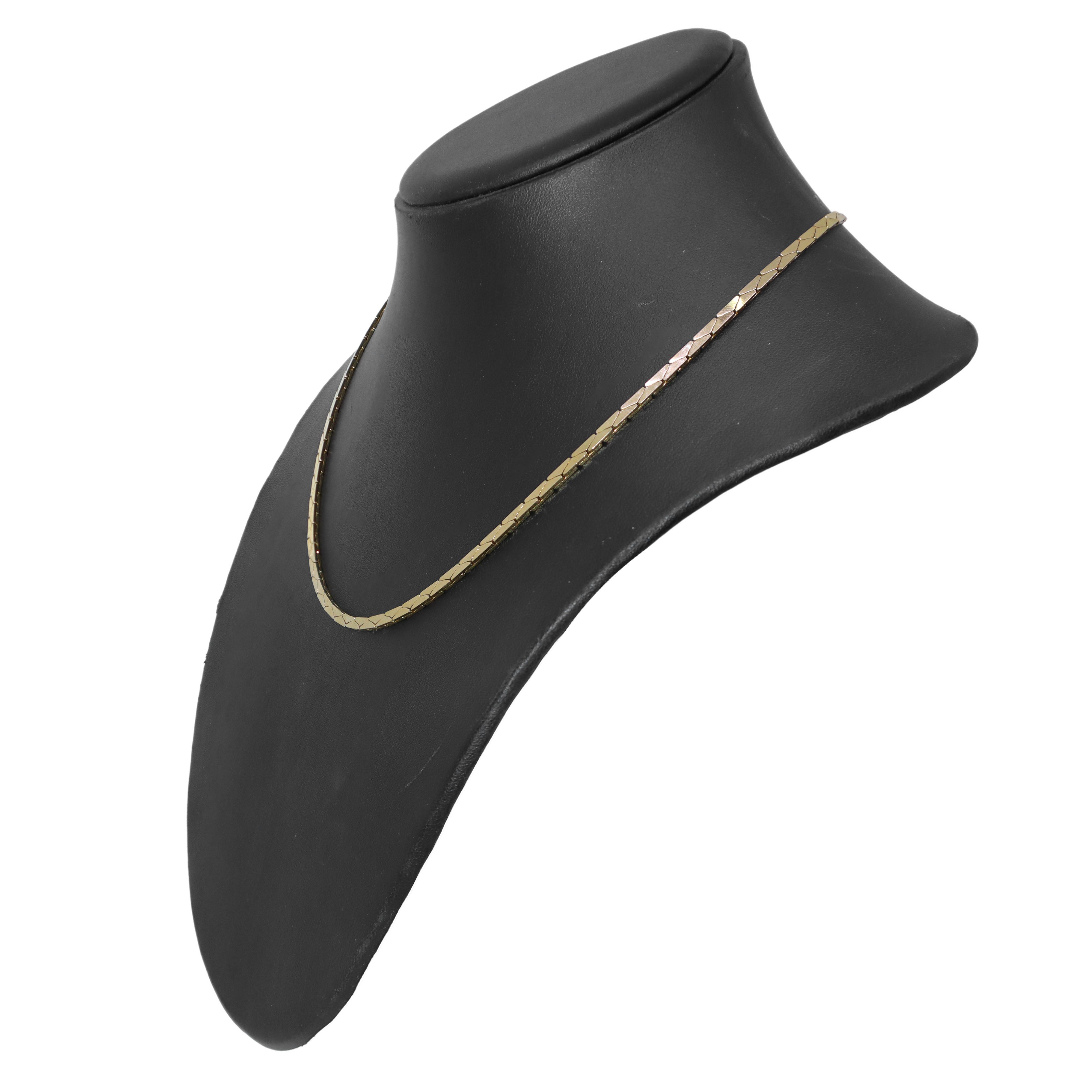 Parure con catena dorata a maglie triangolari composta da collana e bracciale