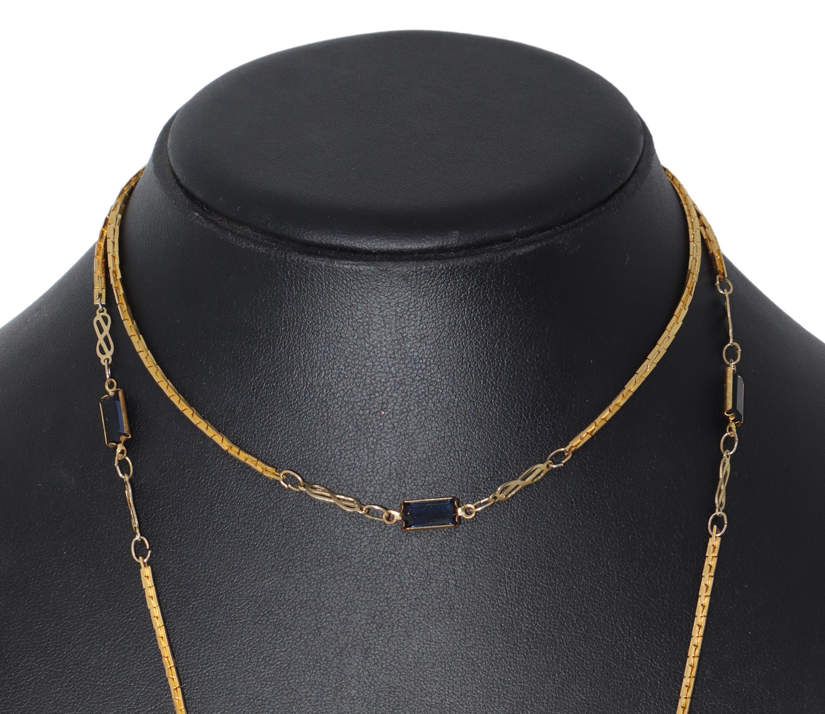 Collana con catena sottile dorata e pietre blu