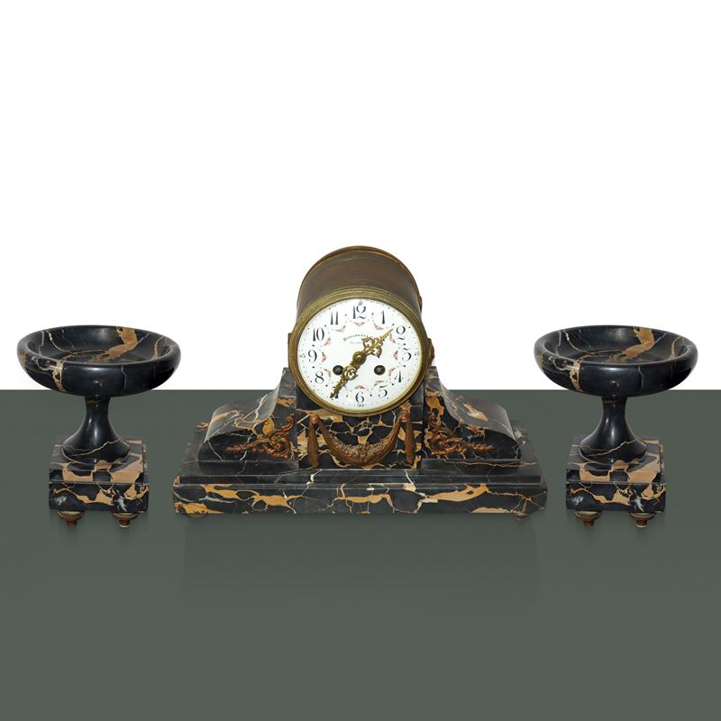 Trittico Composto da Orologio da Tavolo e Coppia di Alzate in Marmo Portoro