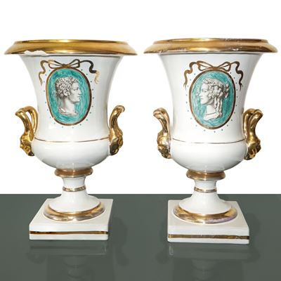 Coppia di Vasi a Cratere in Stile Neoclassico con Medaglioni con Teste Anticheggianti con Bordi, ...