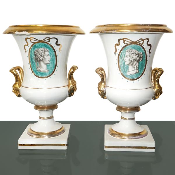 Ugo Zaccagnini&amp;Figli - Pair of neoclassical style crater vases with medallions with antique-style heads with golden edges, handles and inserts