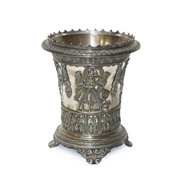 Vaso in argento in stile neoclassico con decori floreali e rappresentazione delle tre Grazie a rilievo