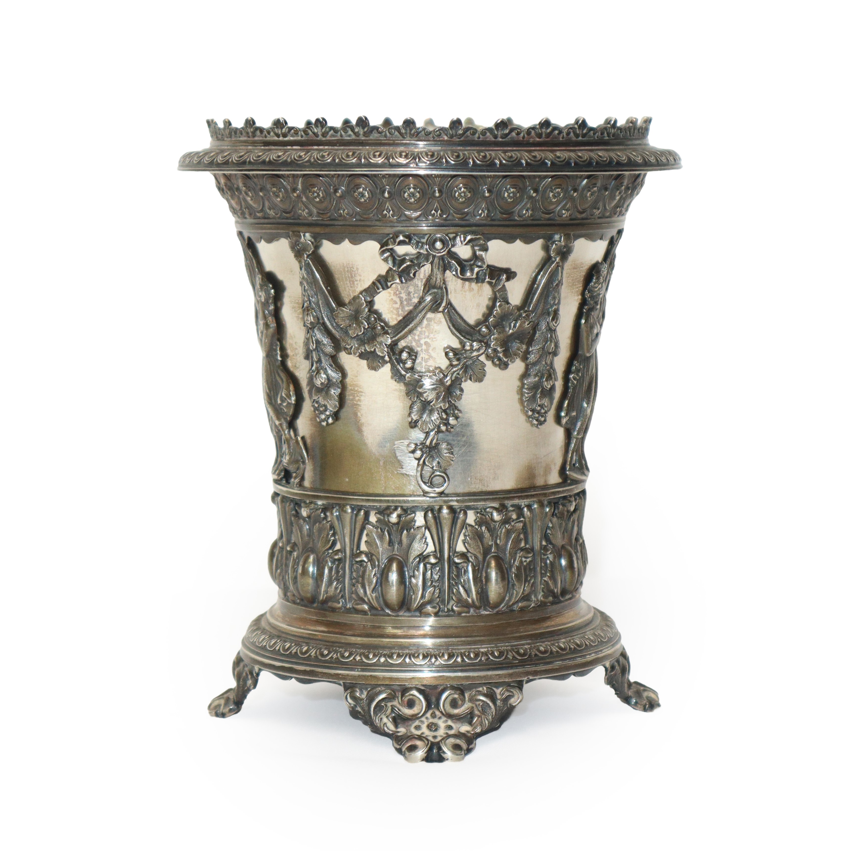 Vaso in Argento in Stile Neoclassico con Decori Floreali e Rappresentazione delle Tre Grazie a Ri...