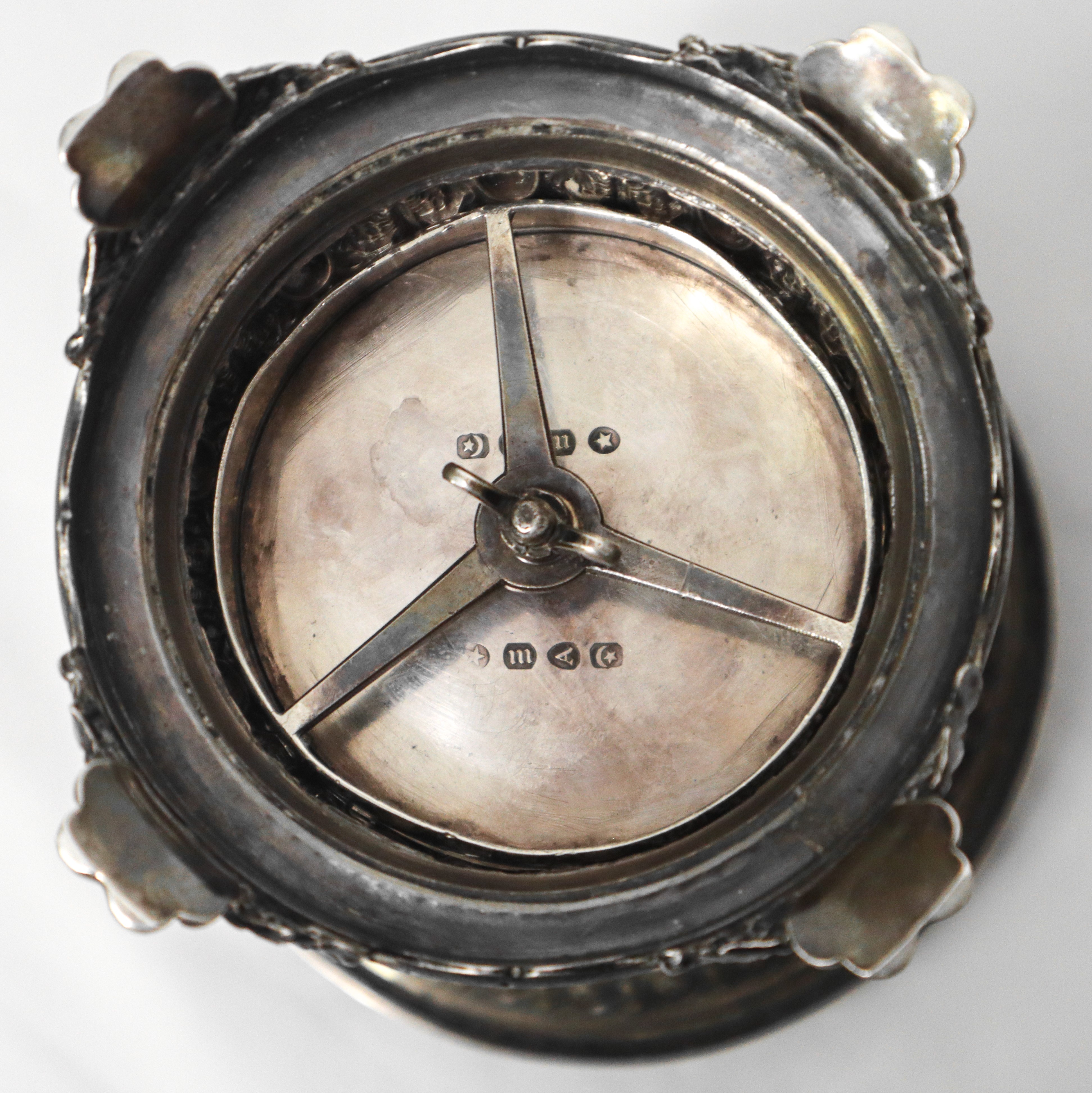 Vaso in argento in stile neoclassico con decori floreali e rappresentazione delle tre Grazie a ri...