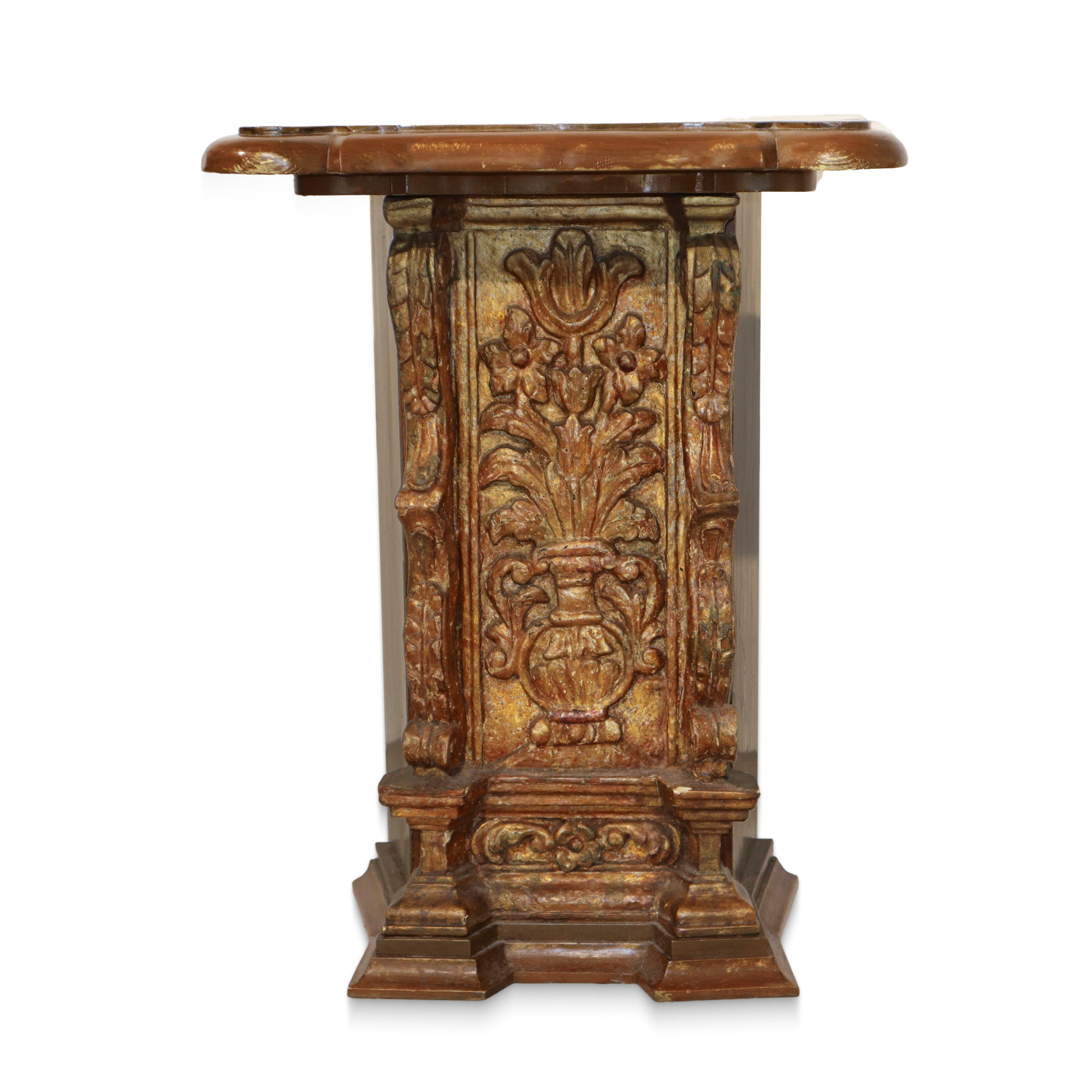 Coppia di Tavolini, Comodini Realizzati con Frammenti Barocchi in Legno Dorato.