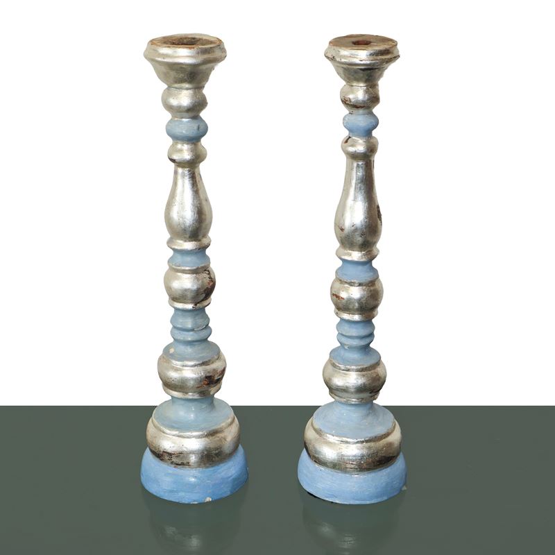 Coppia di Candelieri in Legno Laccato e Argentato