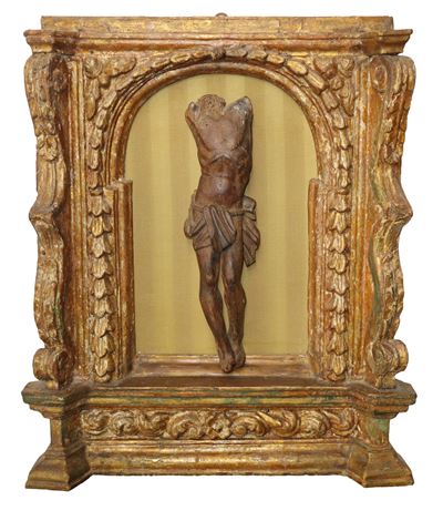 Edicola di Altare Barocca in Legno Dorato a Foglia con Frammento di Cristo Applicato
