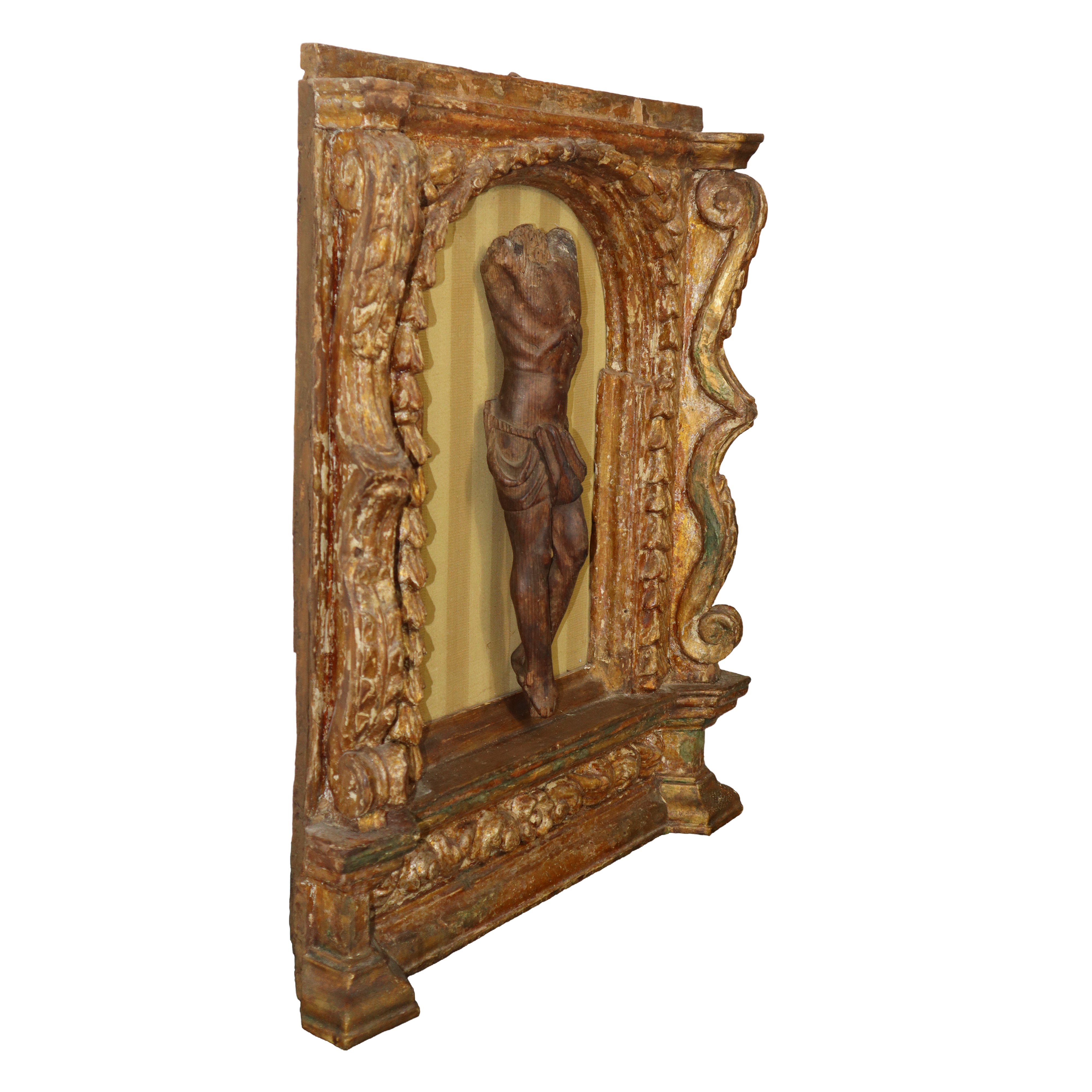 Edicola di Altare Barocca in Legno Dorato a Foglia con Frammento di Cristo Applicato