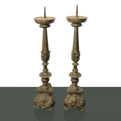 Coppia di Candelieri in Bronzo con Base Sbalzata Triangolare e Decori