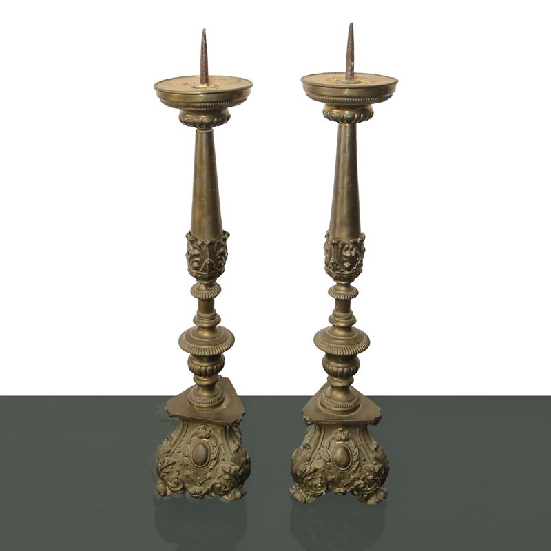 Coppia di Candelieri in Bronzo con Base Sbalzata Triangolare e Decori