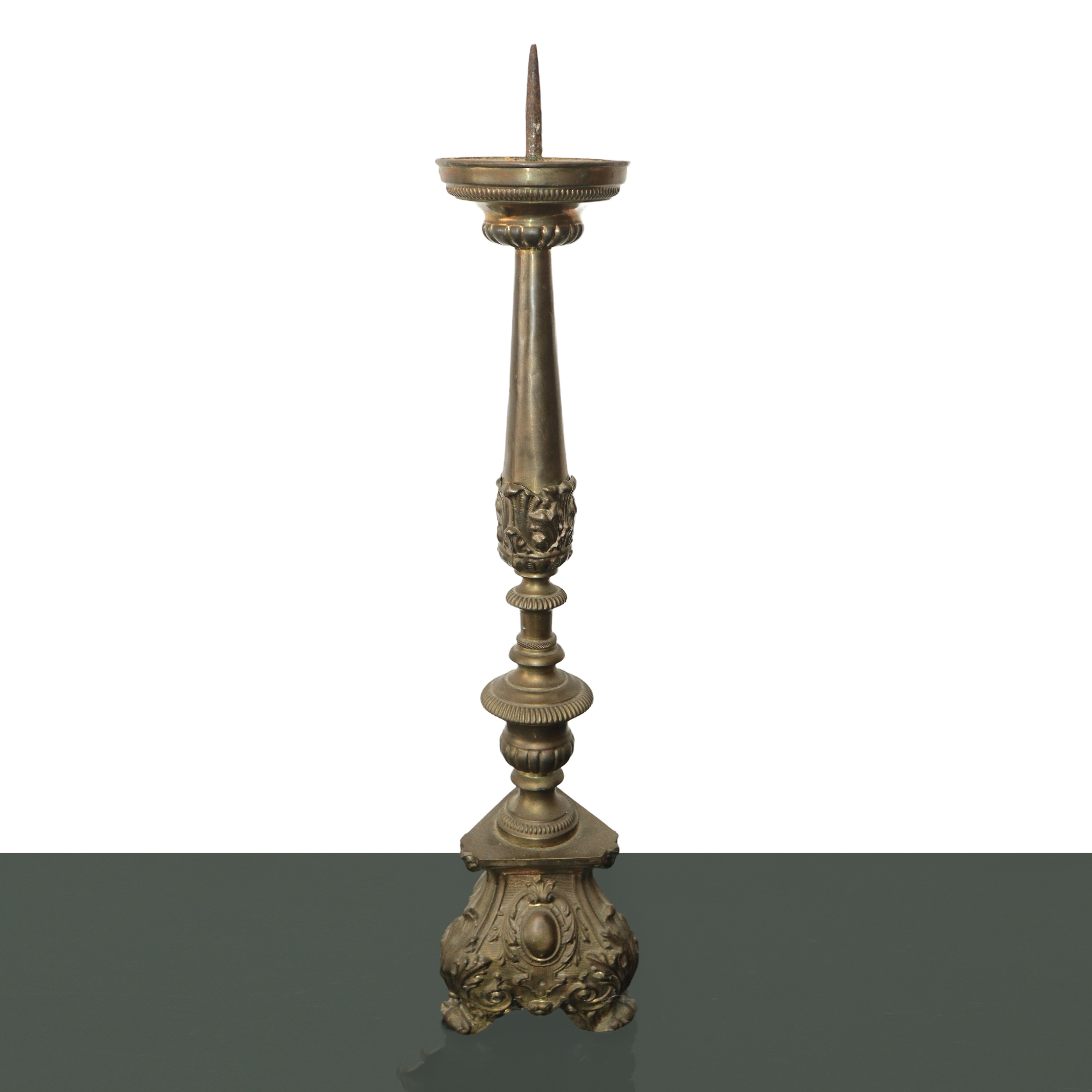 Coppia di Candelieri in Bronzo con Base Sbalzata Triangolare e Decori