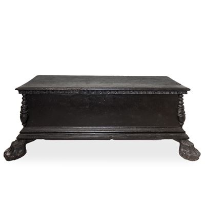Cassapanca in Legno di Noce con Piedi Leonini Dentellatura al Sottopiano e Colonne a Rocchetto ai...