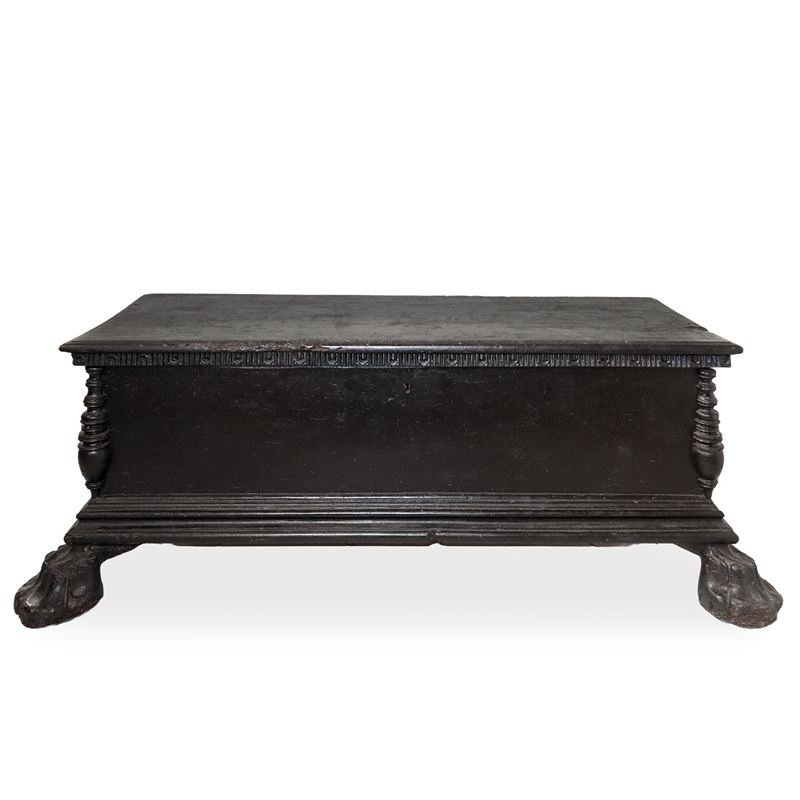 Cassapanca in Legno di Noce con Piedi Leonini Dentellatura al Sottopiano e Colonne a Rocchetto ai...
