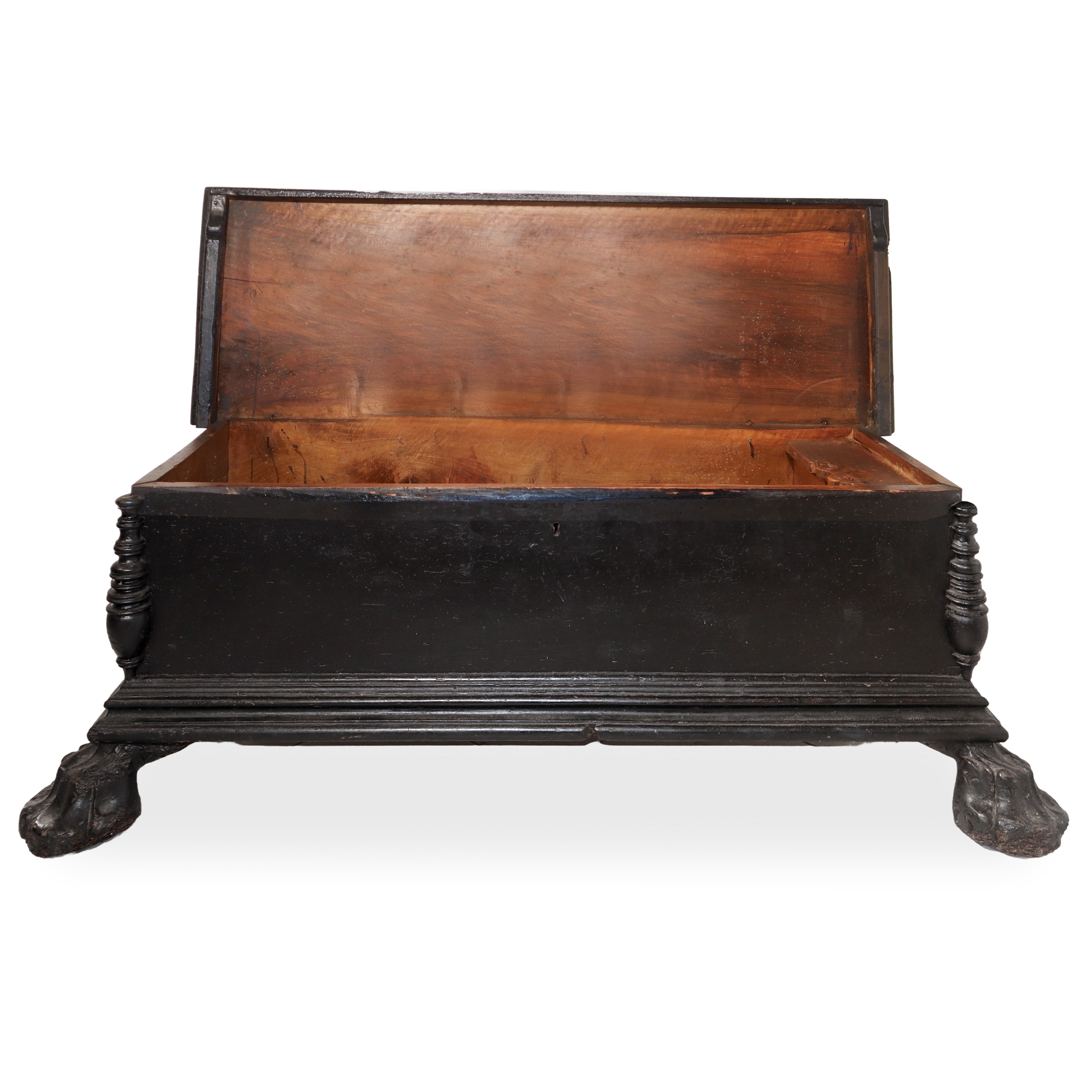 Cassapanca in Legno di Noce con Piedi Leonini Dentellatura al Sottopiano e Colonne a Rocchetto ai...