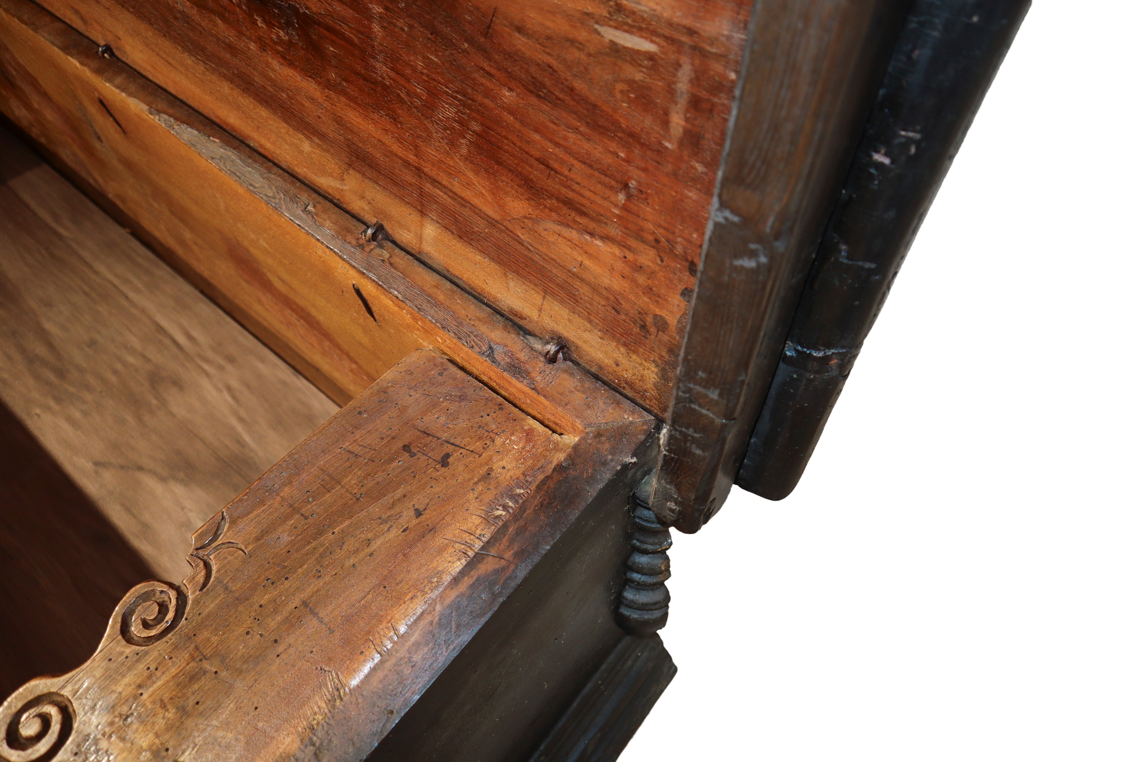 Cassapanca in Legno di Noce con Piedi Leonini Dentellatura al Sottopiano e Colonne a Rocchetto ai...