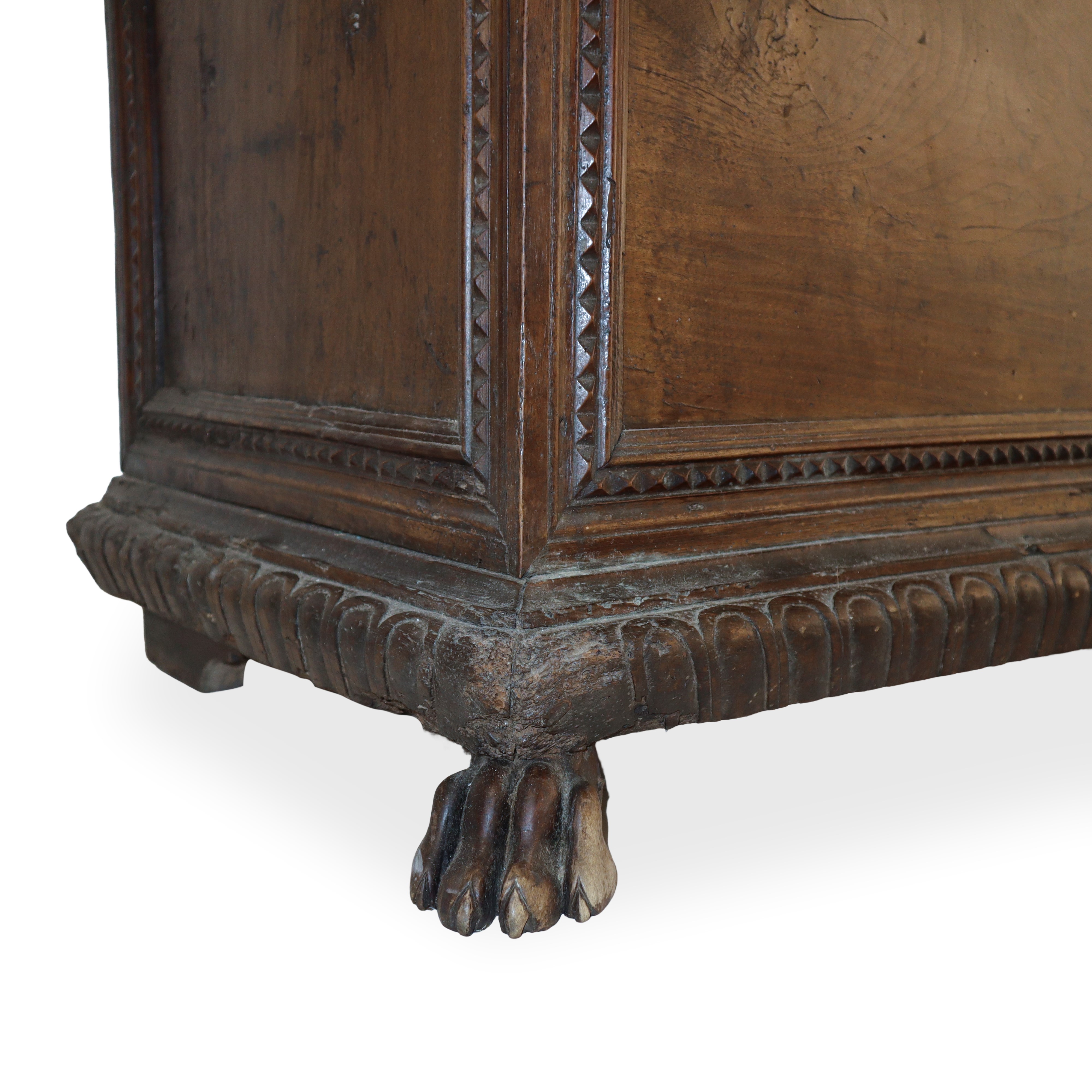 Cassapanca di Legno di Noce Massello sul Fronte Cornice Perimetrale con Dentellatura Cuspidata, B...