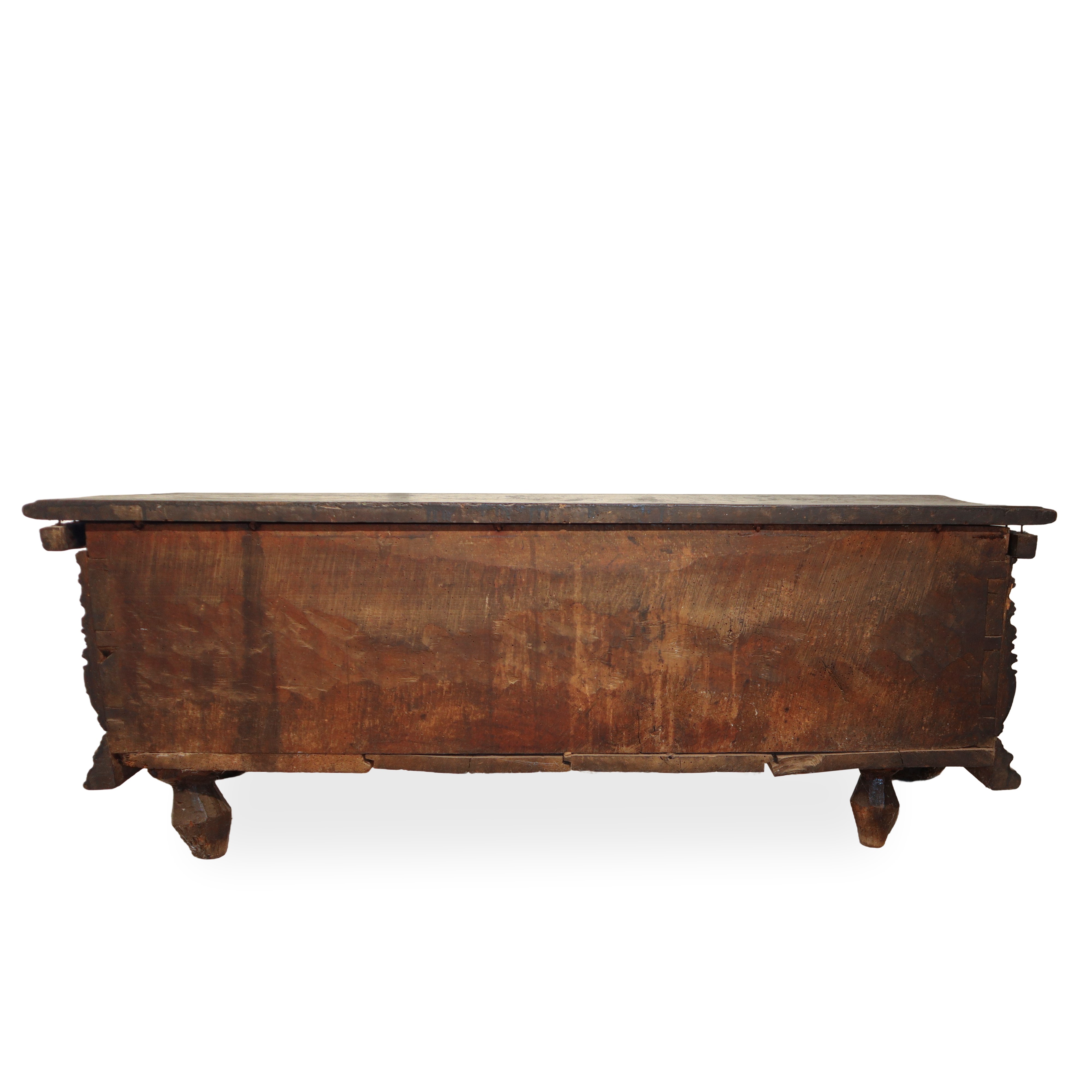 Cassapanca di Legno di Noce Massello sul Fronte Cornice Perimetrale con Dentellatura Cuspidata, B...
