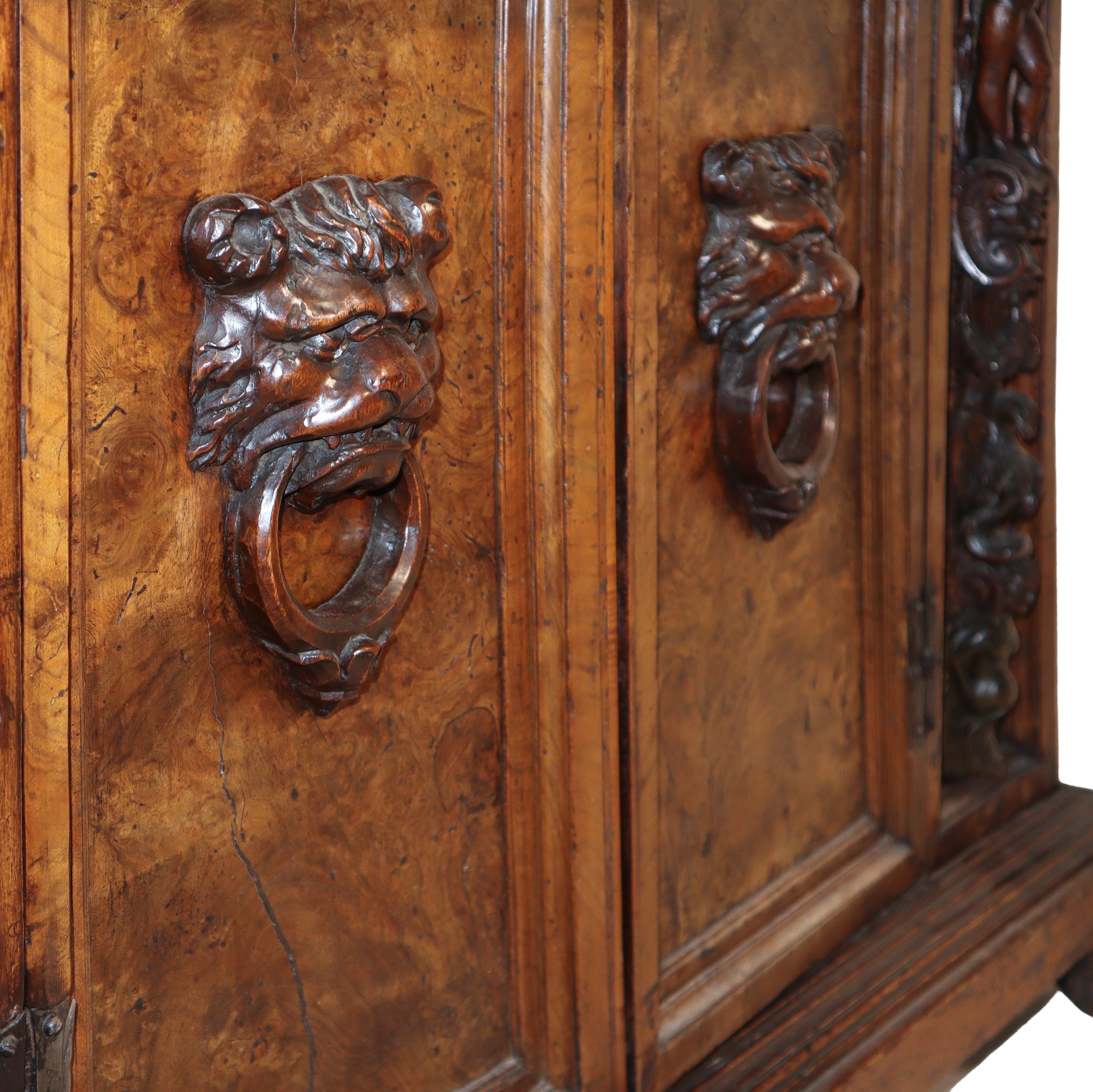 Cabinet Rinascimentale a Doppio Corpo in Legno di Radica di Noce